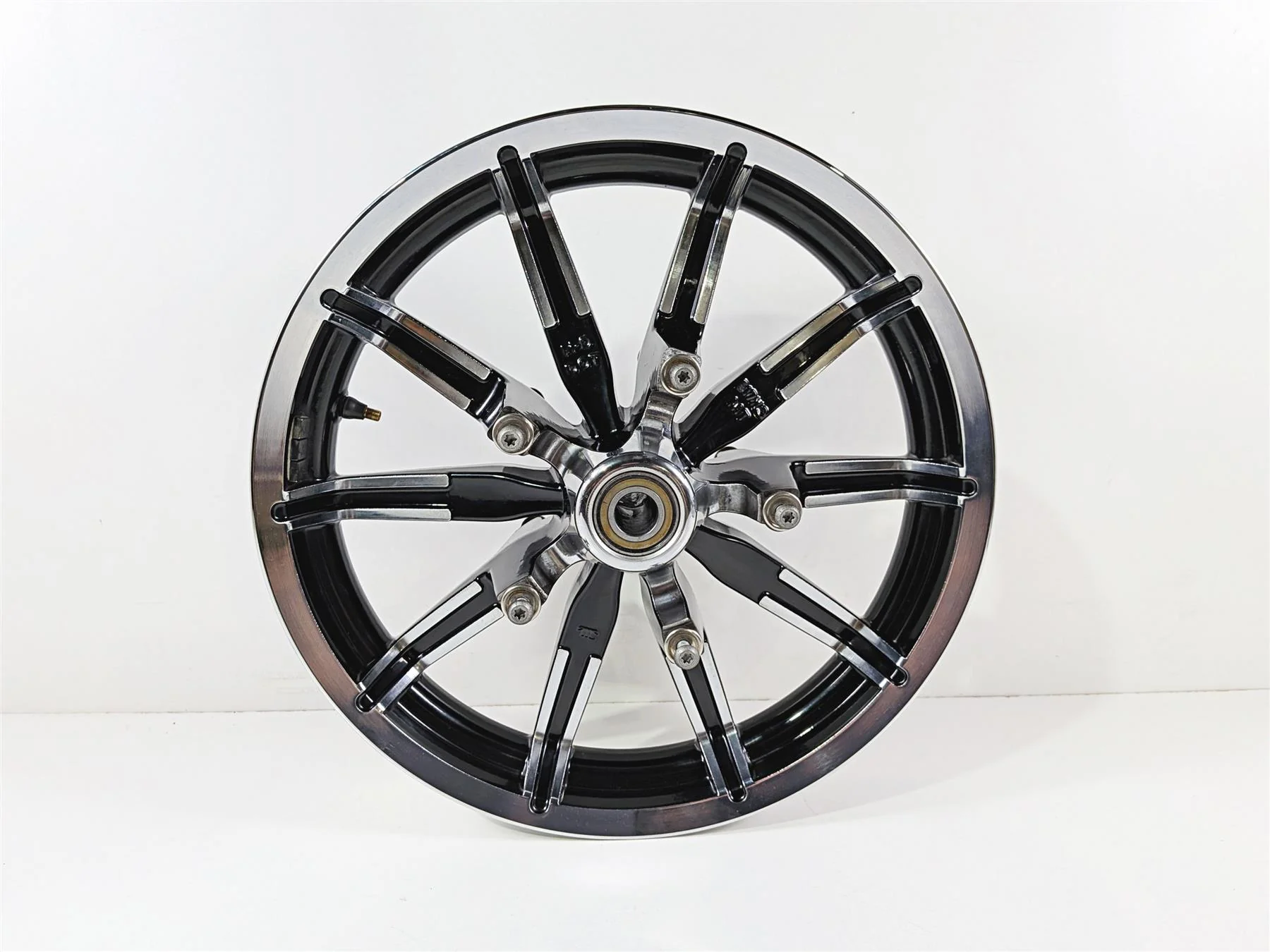 2014 Harley Touring FLHTK Electra Glide Straight 17x3 Front Wheel 10 Sp 43300386 - Image 3