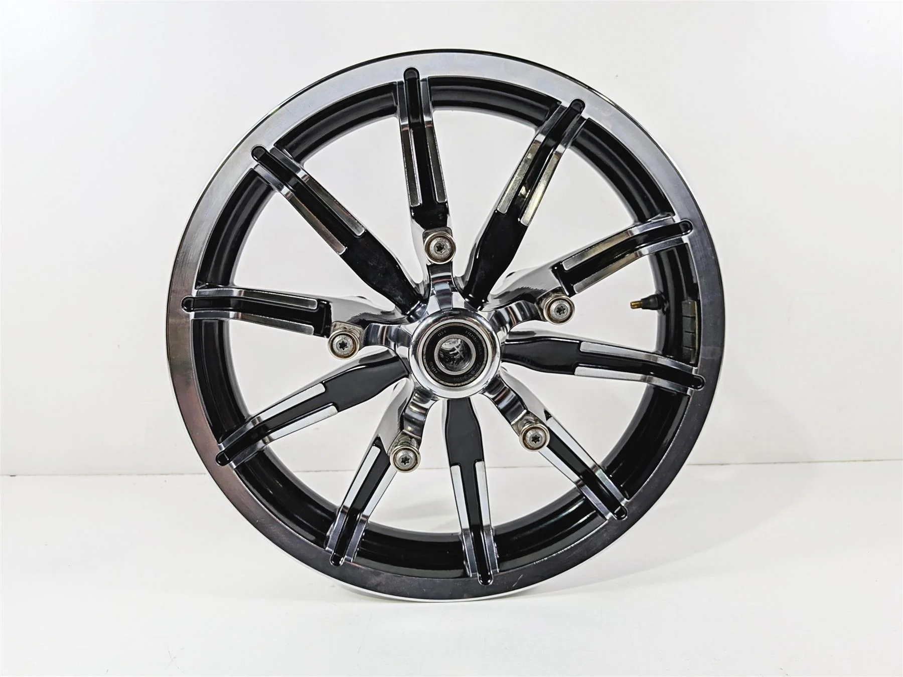 2014 Harley Touring FLHTK Electra Glide Straight 17x3 Front Wheel 10 Sp 43300386 - Image 5