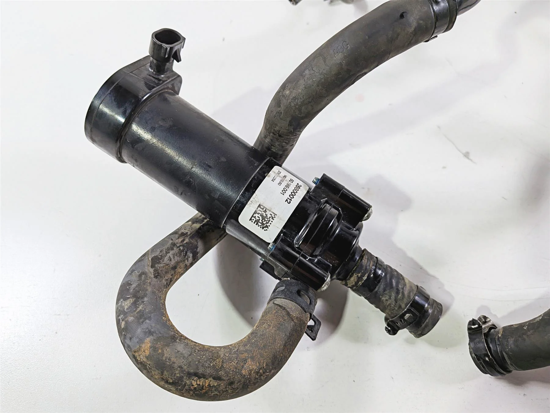2014 Harley Touring FLHTK Electra Glide Water Pump + Mount & Lines 26800107 - Image 8