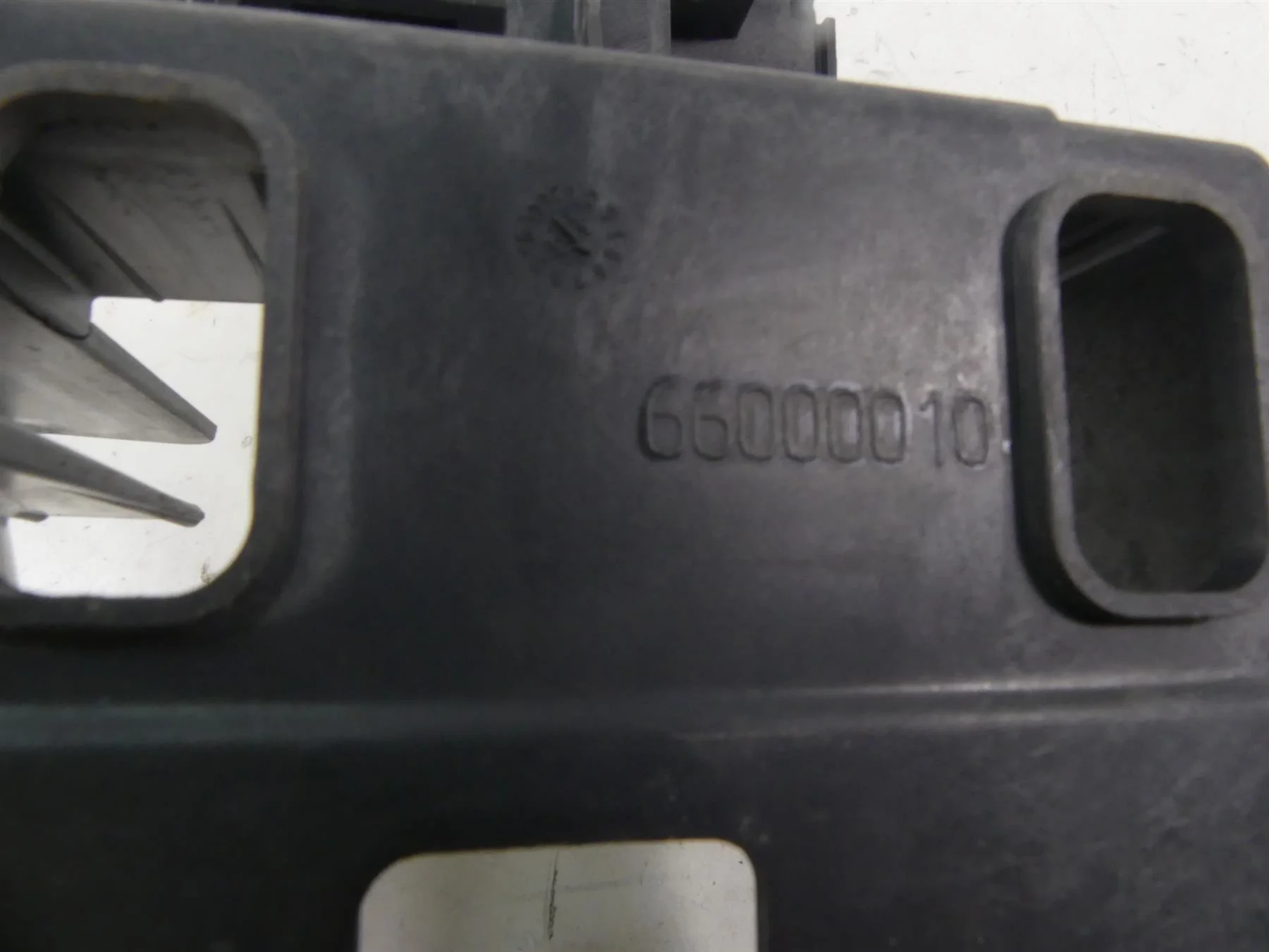 2014 Harley Touring FLHX Street Glide Electrical Battery Holder Set 66000010 - Image 10