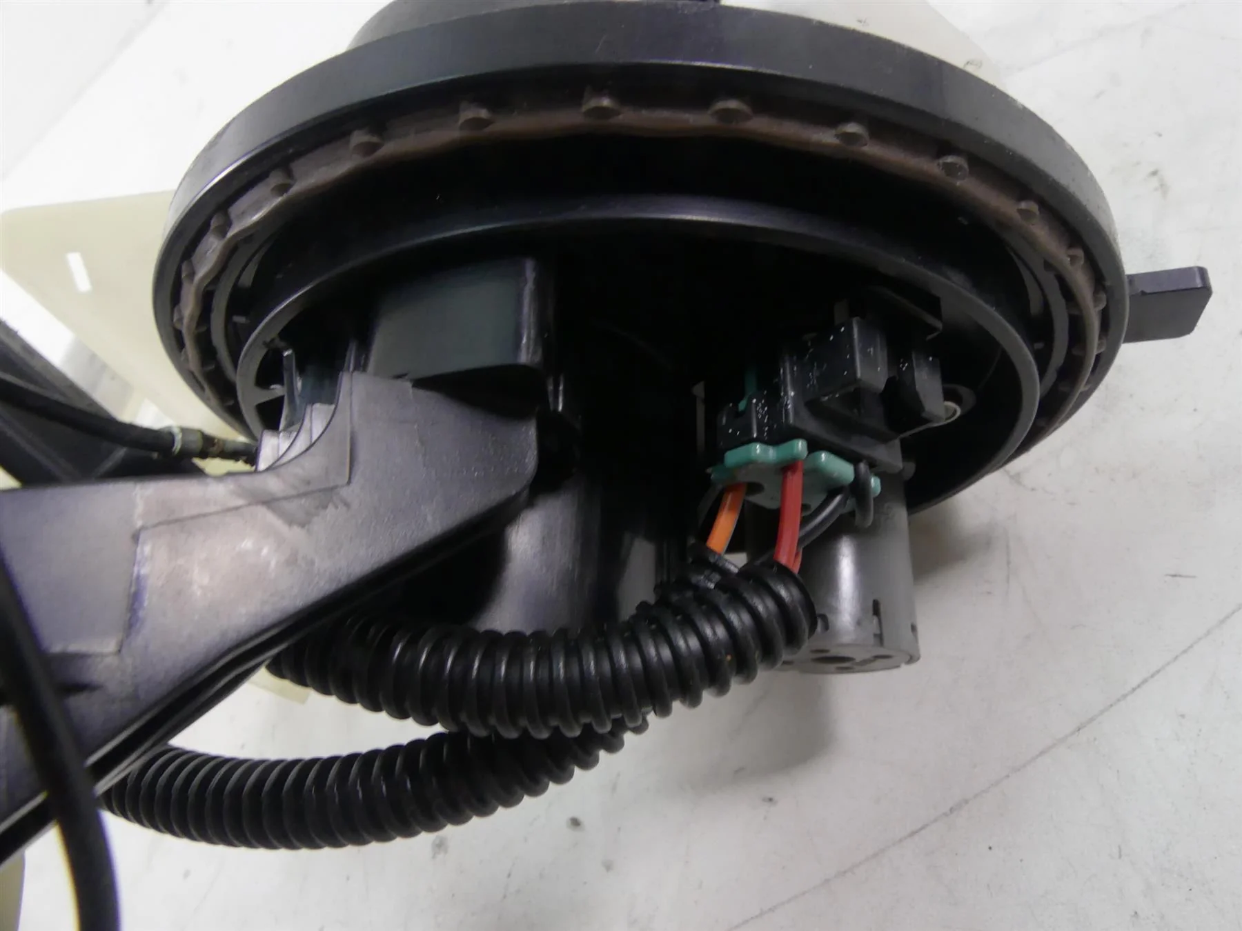 2014 Harley Touring FLHX Street Glide Fuel Gas Petrol Pump 62908-08 - Image 4