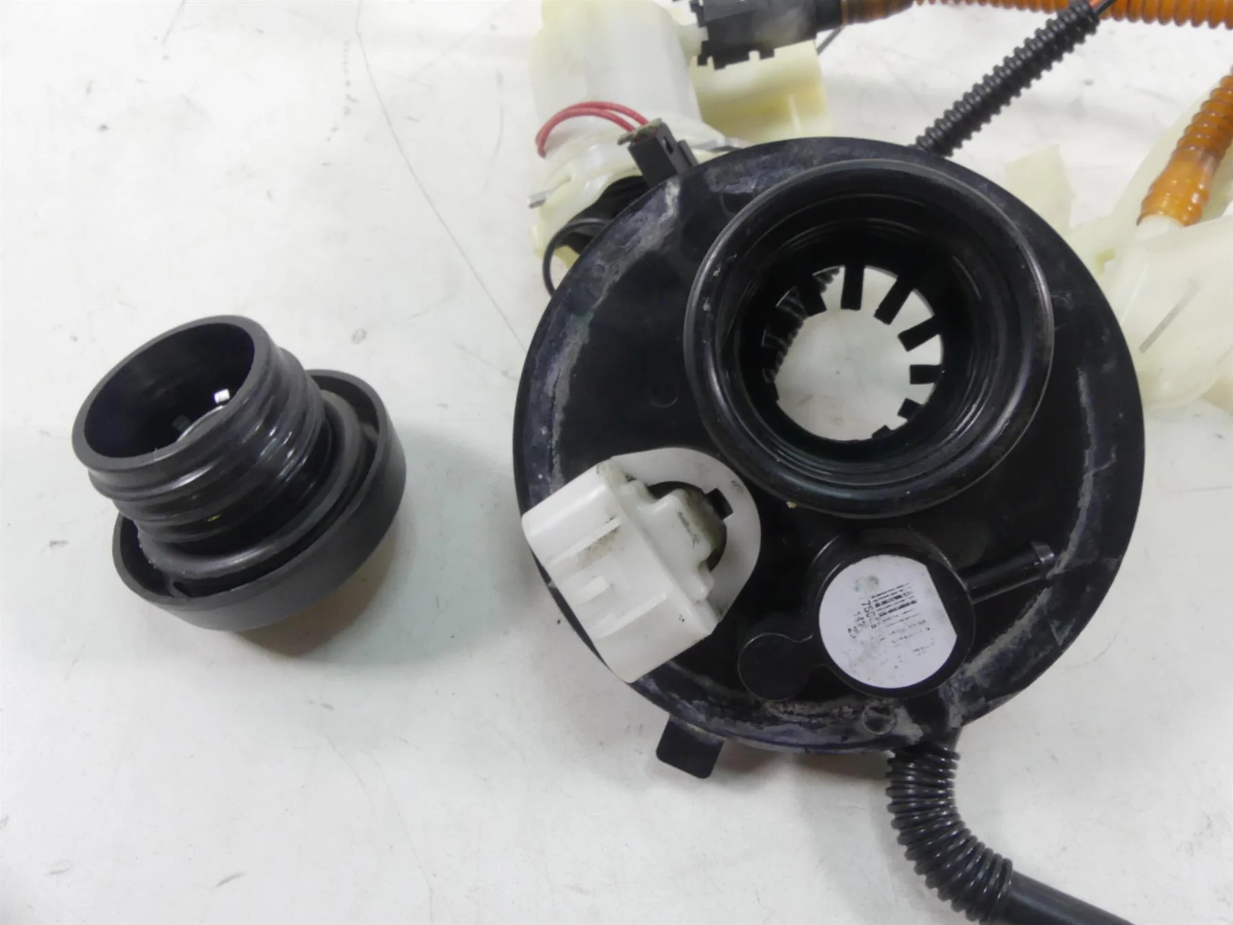 2014 Harley Touring FLHX Street Glide Fuel Gas Petrol Pump 62908-08 - Image 6