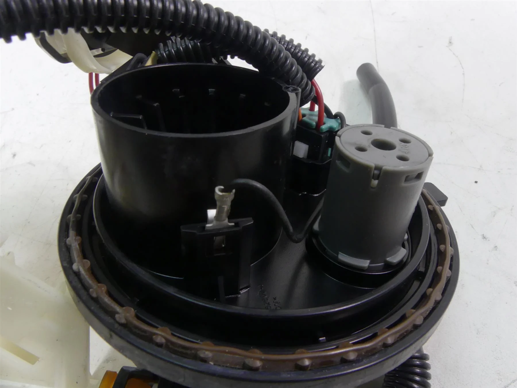 2014 Harley Touring FLHX Street Glide Fuel Gas Petrol Pump 62908-08 - Image 9