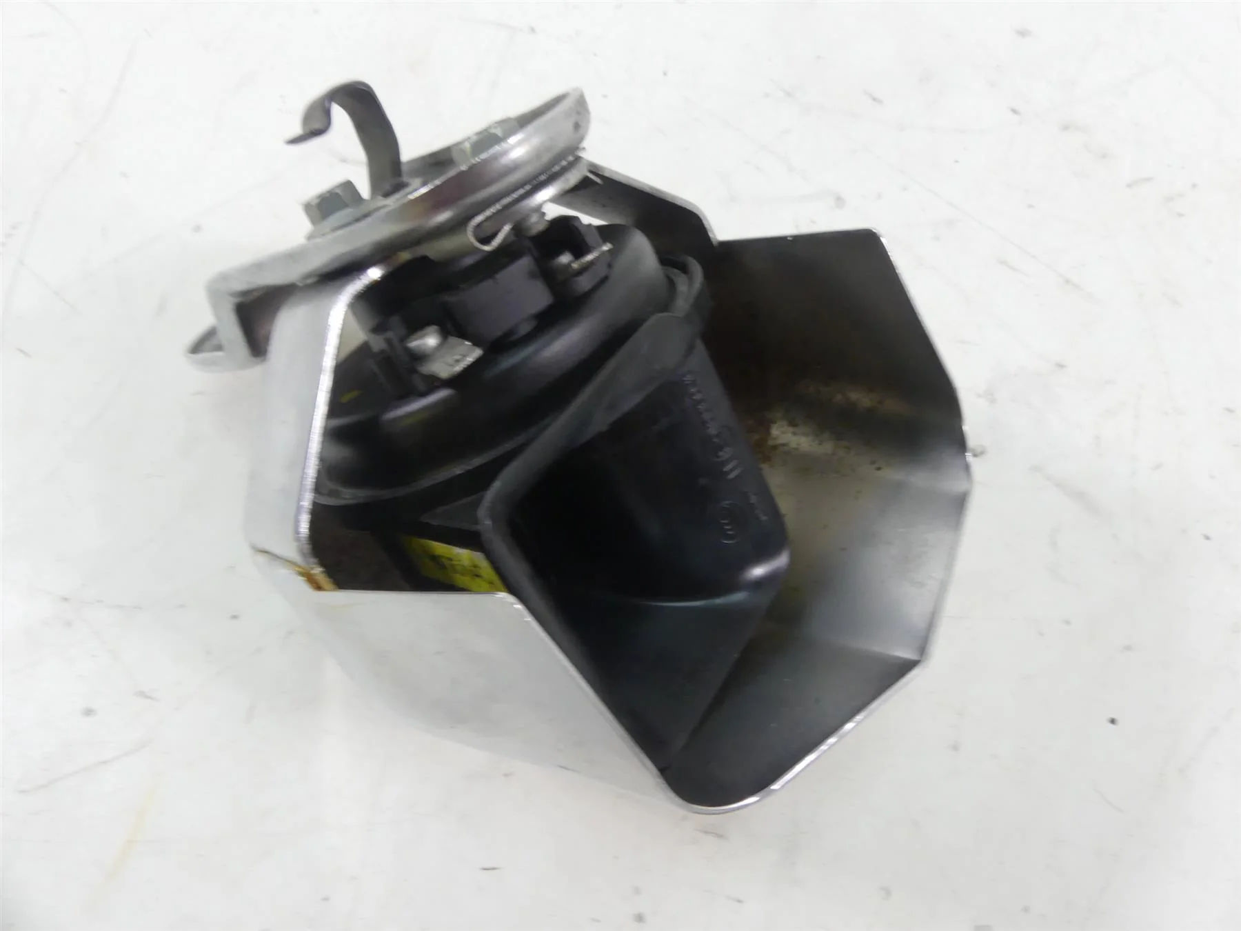 2014 Harley Touring FLHX Street Glide Horn + Chrome Cover 61300478A - Image 4