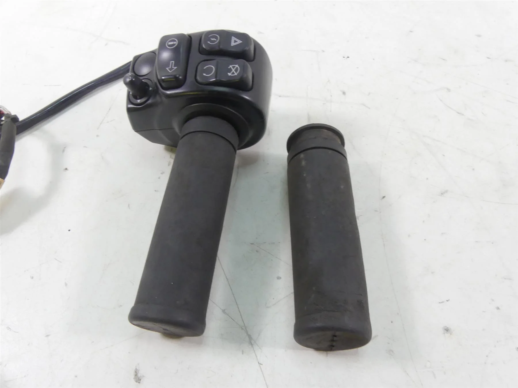 2014 Harley Touring FLHX Street Glide Right Hand Control Switch Set 71500129C - Image 2