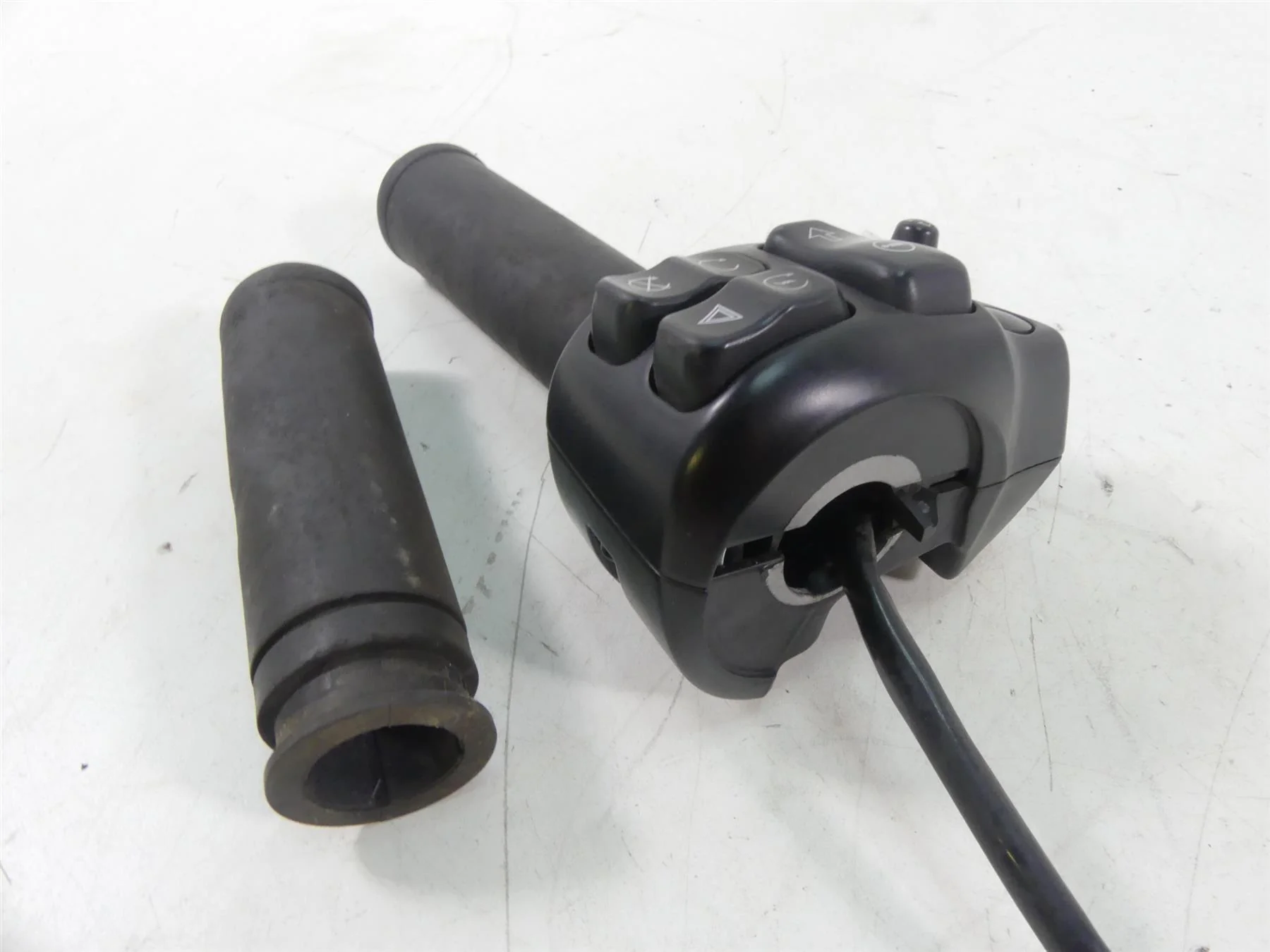 2014 Harley Touring FLHX Street Glide Right Hand Control Switch Set 71500129C - Image 3