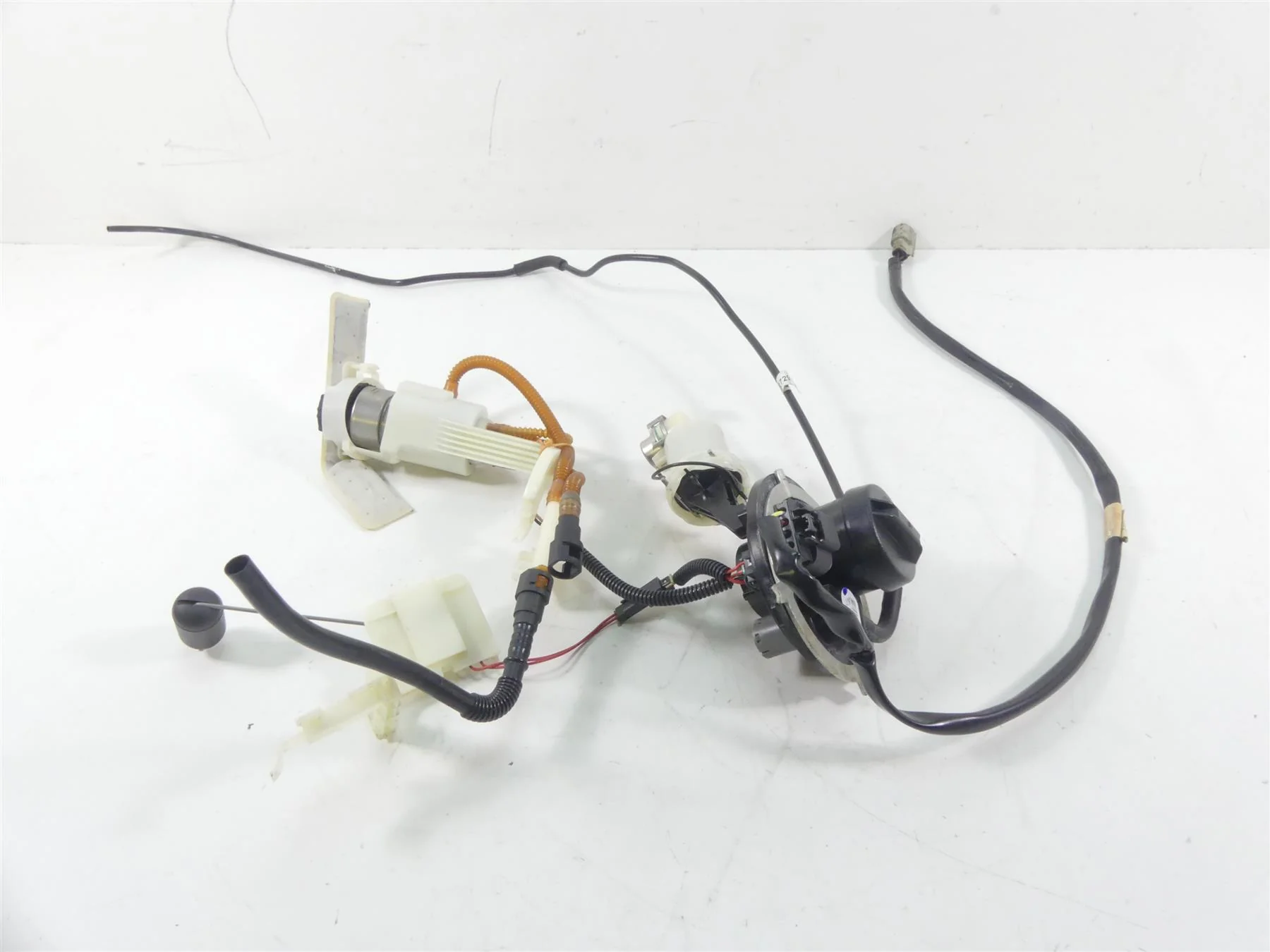 2014 Harley Touring FLHXS Street Glide Sp Fuel Petrol Pump - For Parts 62908-08 - Image 3