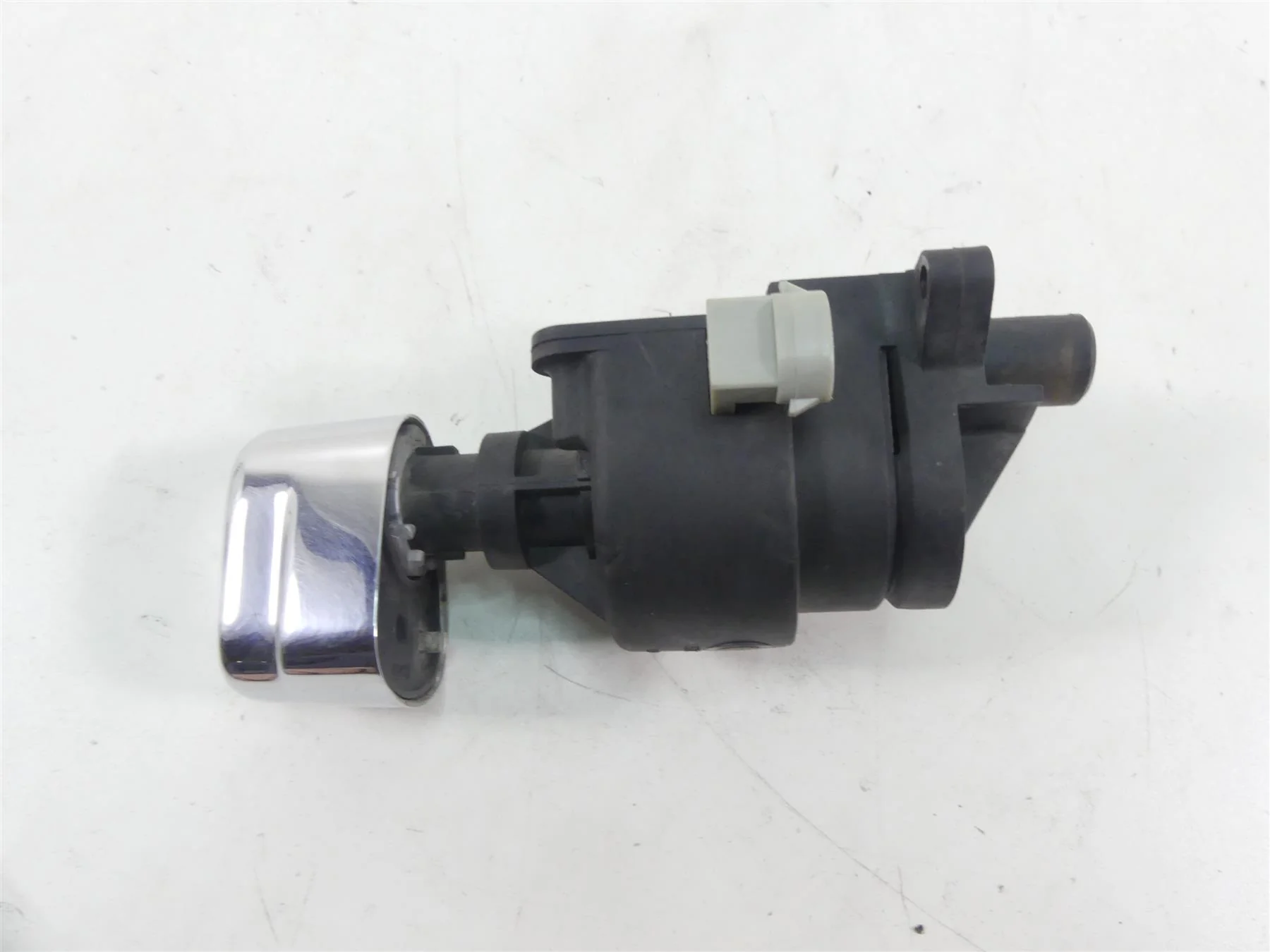 2014 Harley Touring FLHXS Street Glide Sp Ignition Switch Lock - VIN 71400012A - Image 4