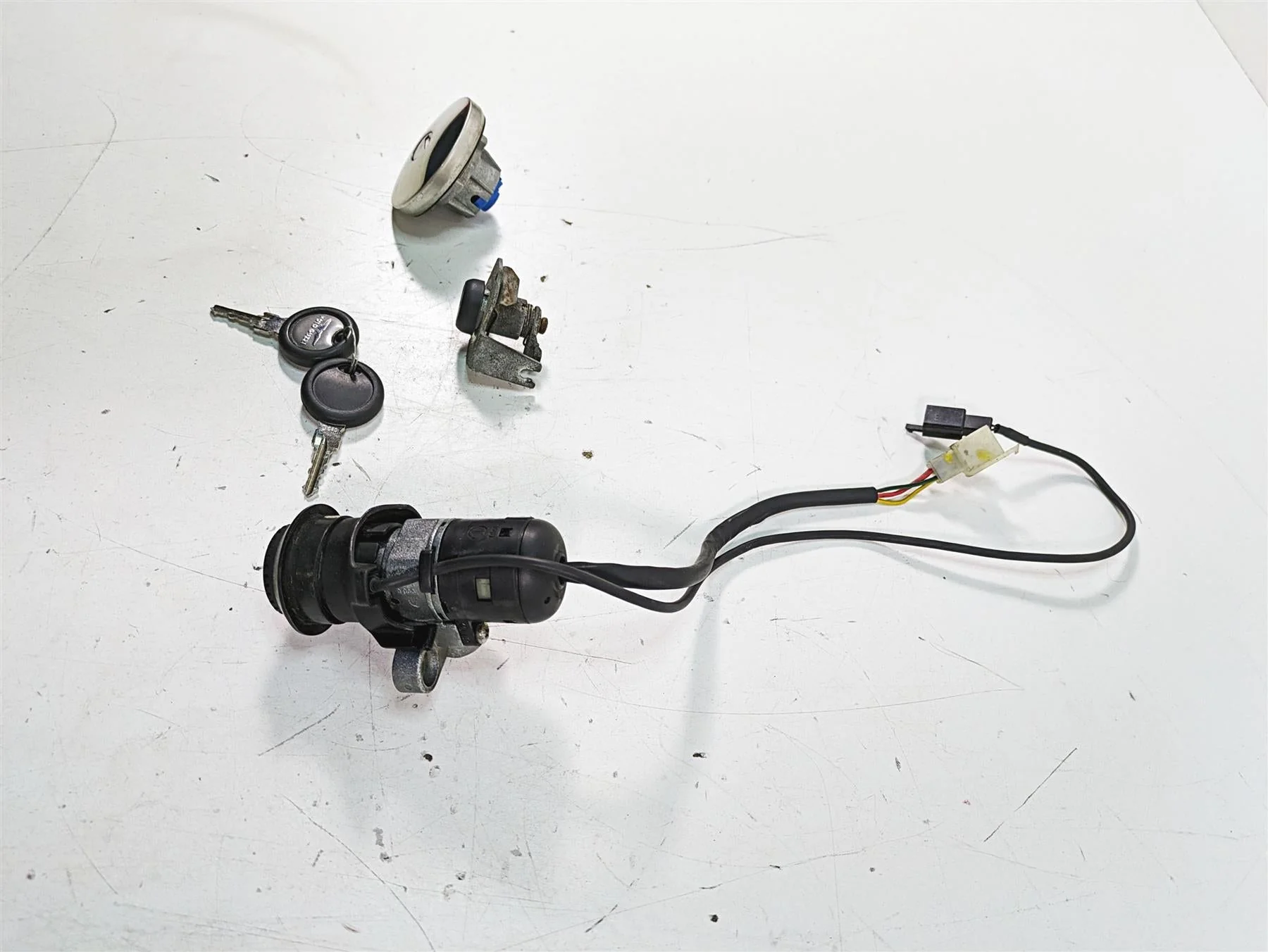 2014 Moto Guzzi California 1400 T Ignition Switch Key Lock Tank Cap Set B063709 - Image 3