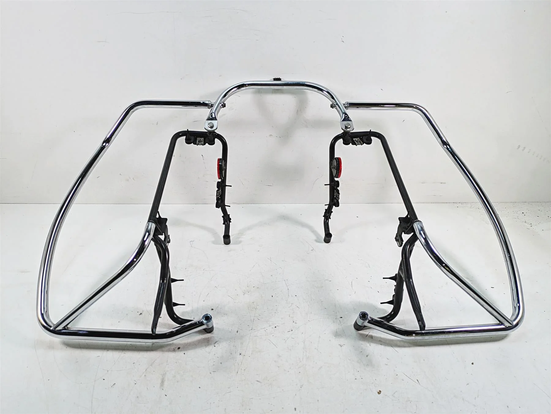 2014 Moto Guzzi California 1400 T Rear Saddlebag Guard Rail Mount Set B063626 - Image 9