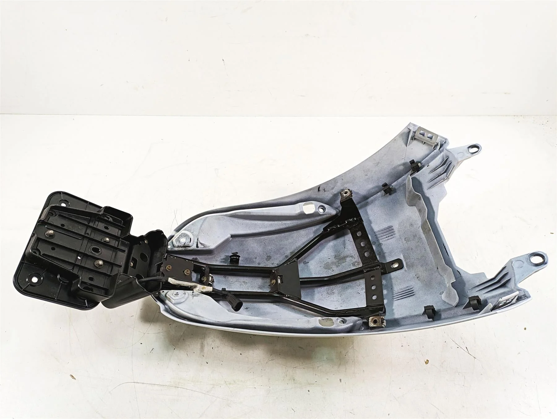 2014 Moto Guzzi California 1400 T Rear Upper Fender & Plate Holder Mount 887487 - Image 10
