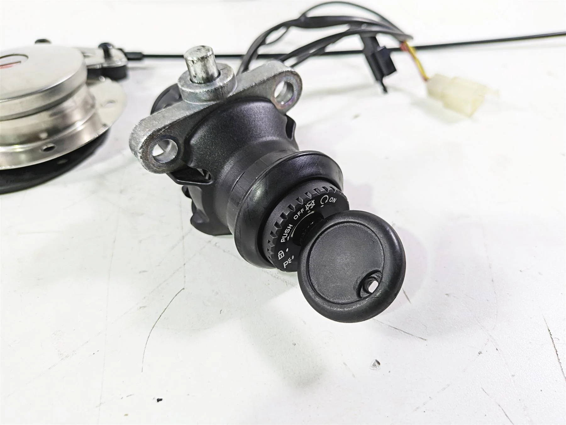 2014 Moto Guzzi California 1400 Touring Ignition Switch Key Speedo 8K B063709 - Image 9