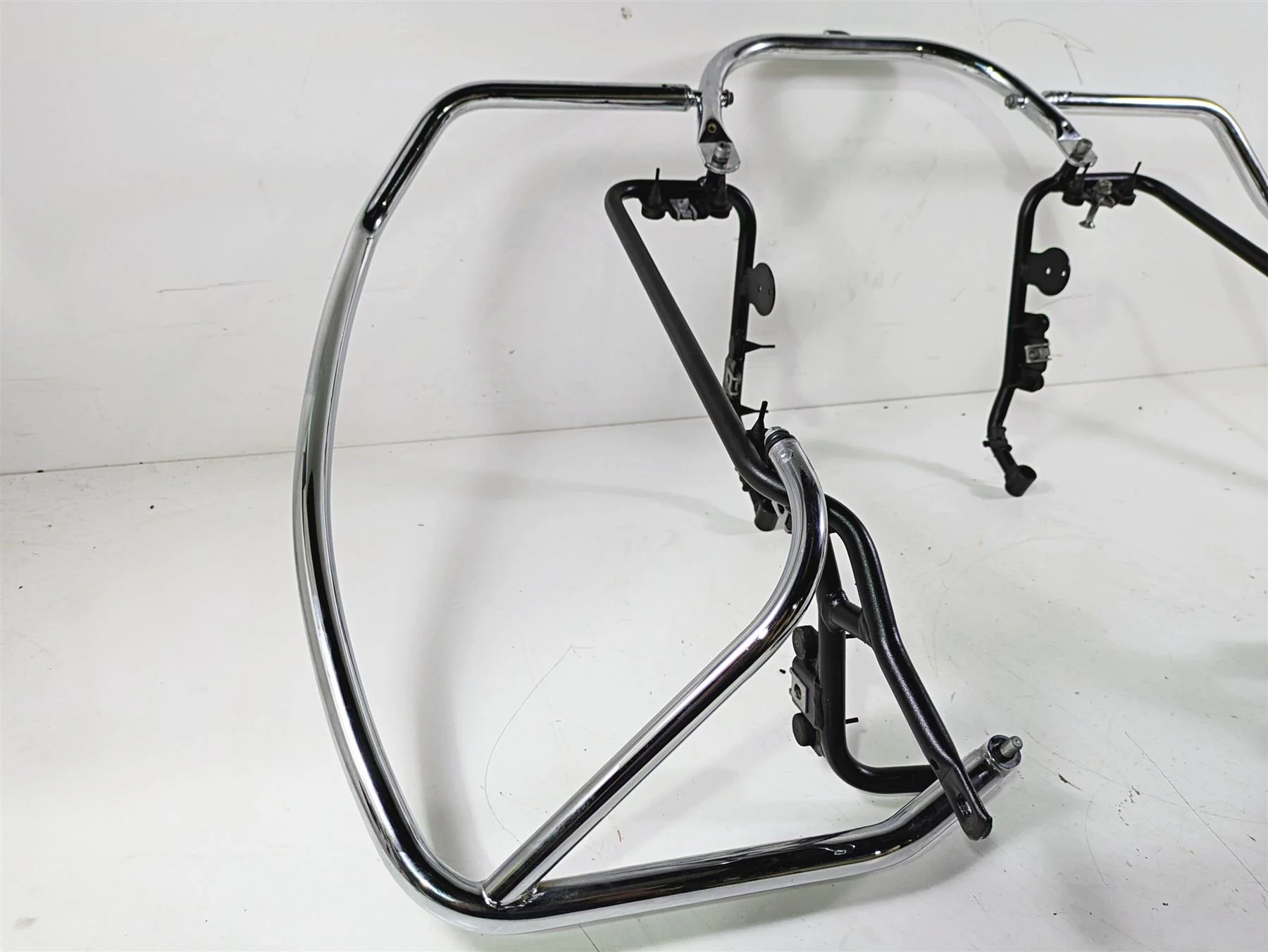 2014 Moto Guzzi California 1400 Touring Rear Saddlebag Guard Rail Set B063626 - Image 7