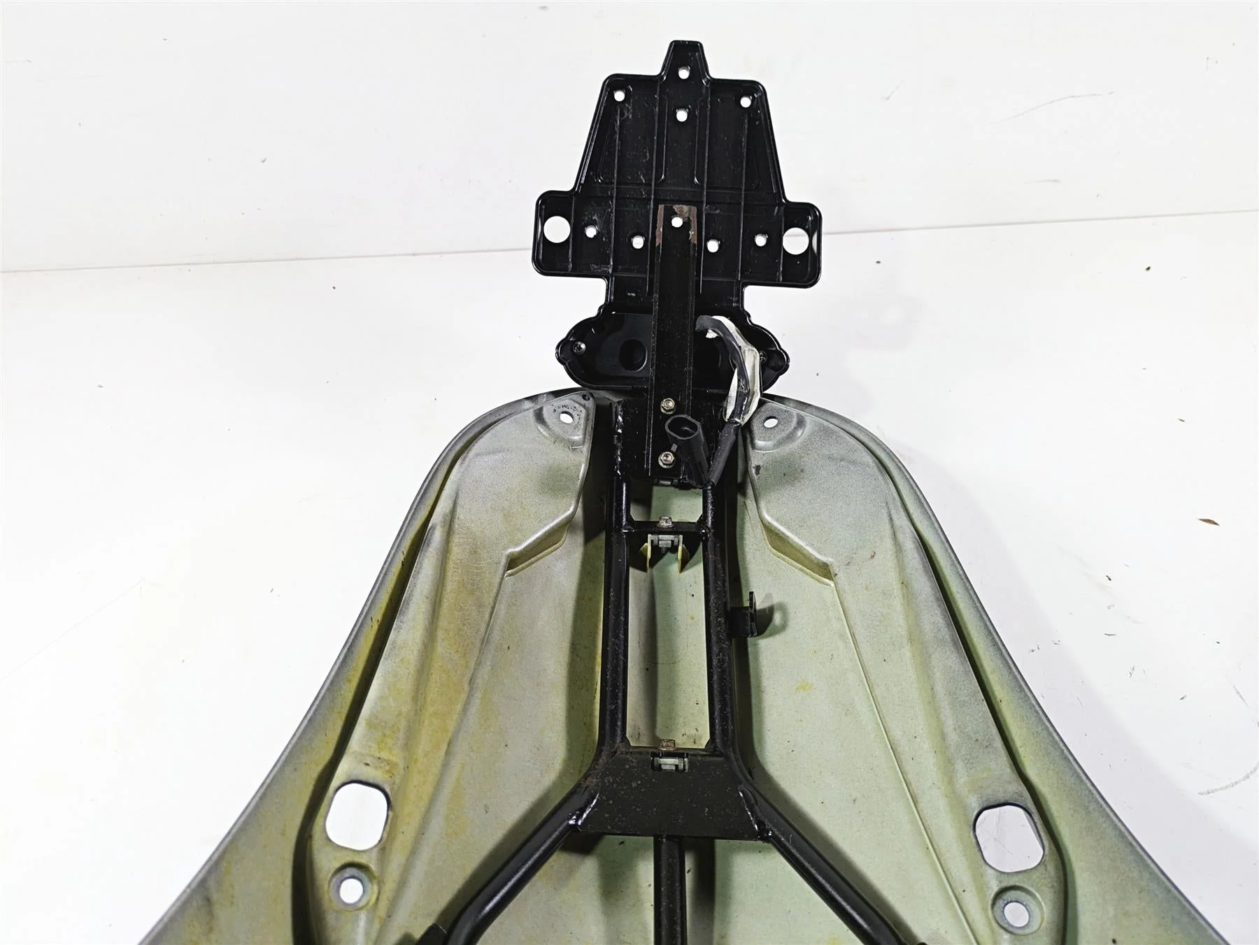 2014 Moto Guzzi California 1400 Touring Rear Upper Fender & Support 887487 - Image 7