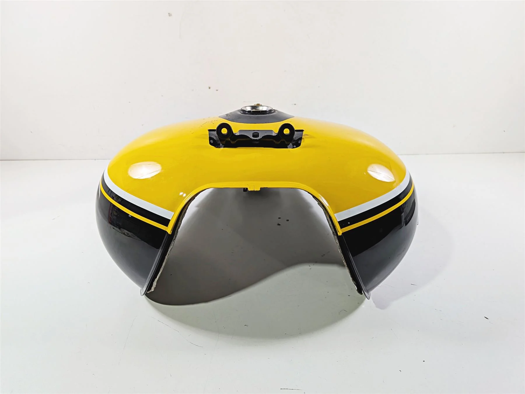 2014 Suzuki M109R VZR1800 Boulevard Fuel Gas Petrol Tank - Read 44100-48GN0 - Image 5