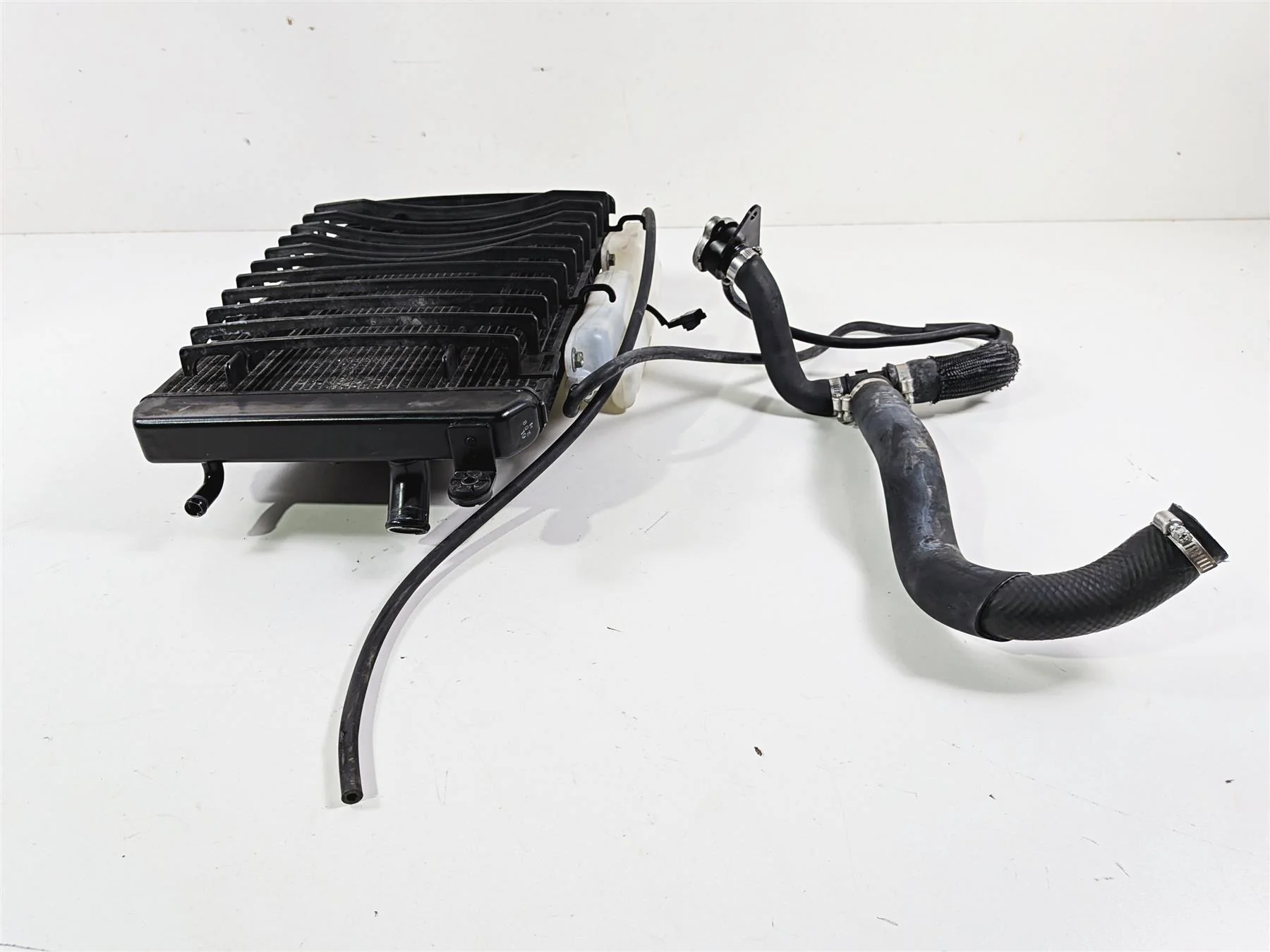 2014 Suzuki M109R VZR1800 Boulevard Radiator Fan Reservoir Hoses 17710-48G00 - Image 5
