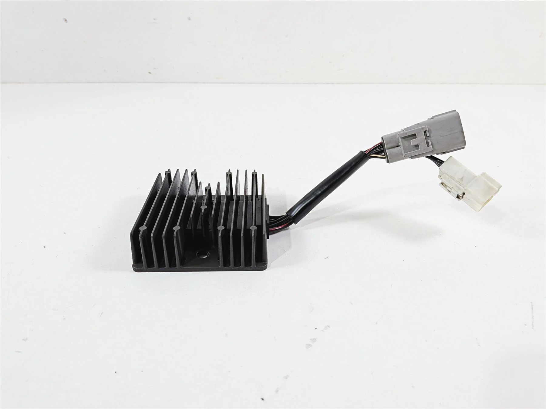 2014 Suzuki M109R VZR1800 Boulevard Rectifier Voltage Regulator 32800-10G30 - Image 3