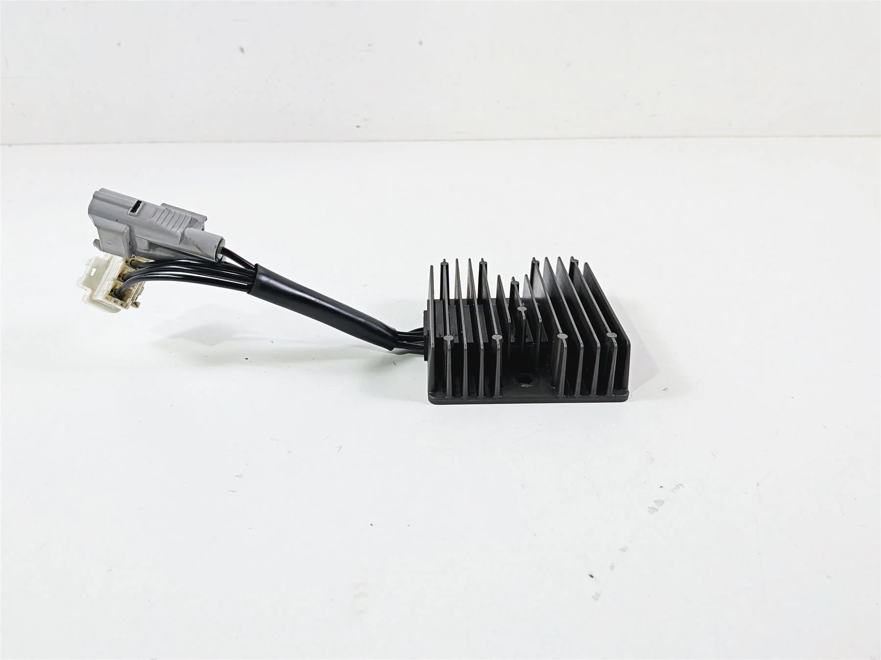 2014 Suzuki M109R VZR1800 Boulevard Rectifier Voltage Regulator 32800-10G30 - Image 5