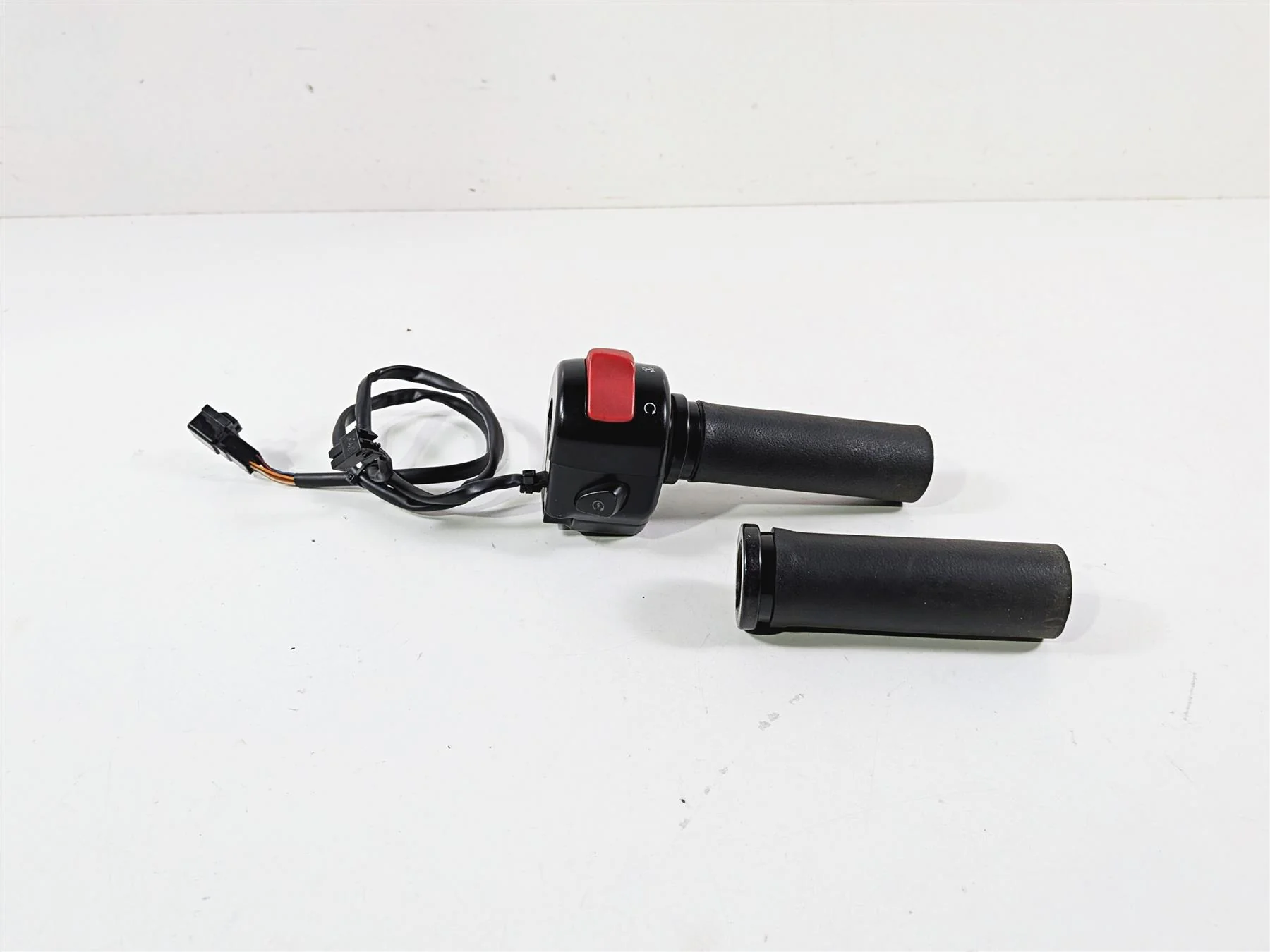 2014 Suzuki M109R VZR1800 Boulevard Right Hand Control Switch 37200-06J00 - Image 2