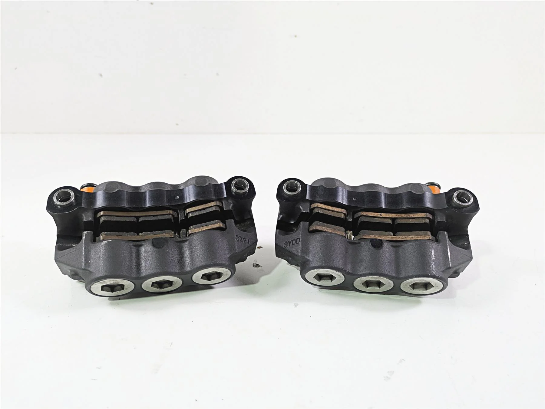 2014 Yamaha YZFR1 R1 RN22 6 Piston Front Brake Calipers 4C8-2580T-10 4C8-2580U - Image 9