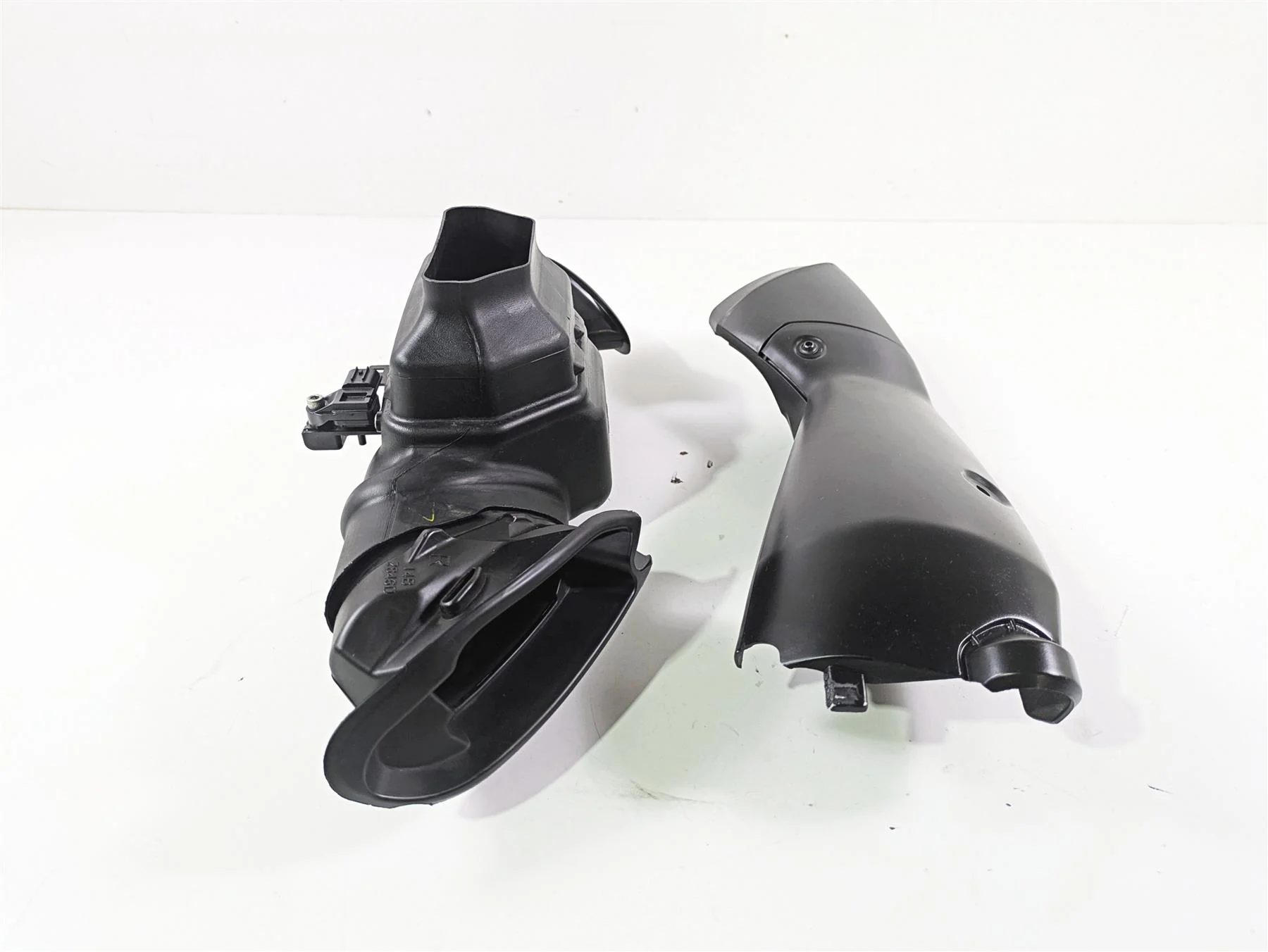 2014 Yamaha YZFR1 R1 RN22 Front Air Intake Duct Ram Scoop Set 14B-2845D-10-00 - Image 3