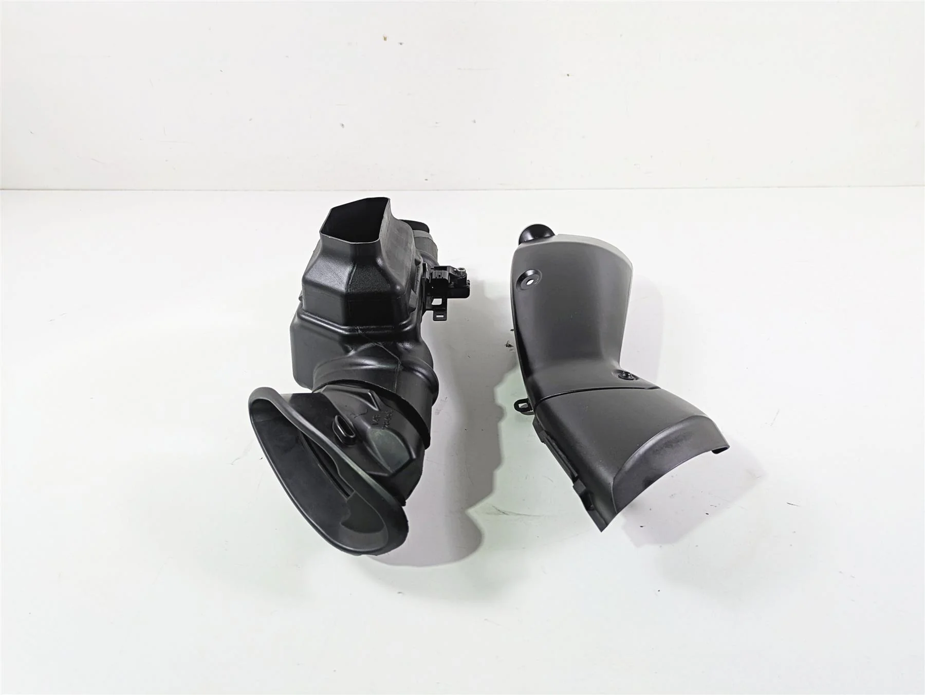 2014 Yamaha YZFR1 R1 RN22 Front Air Intake Duct Ram Scoop Set 14B-2845D-10-00 - Image 5