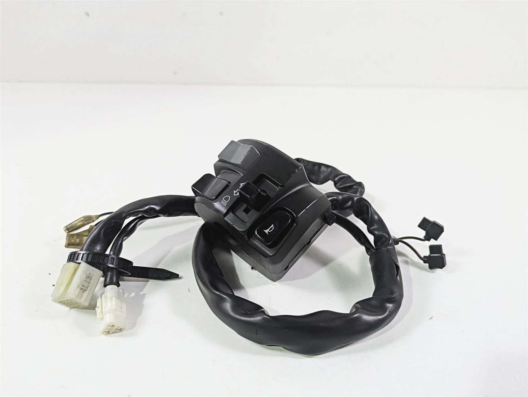 2014 Yamaha YZFR1 R1 RN22 Left Hand Control Switch 1KB-83972-00-00 - Image 2