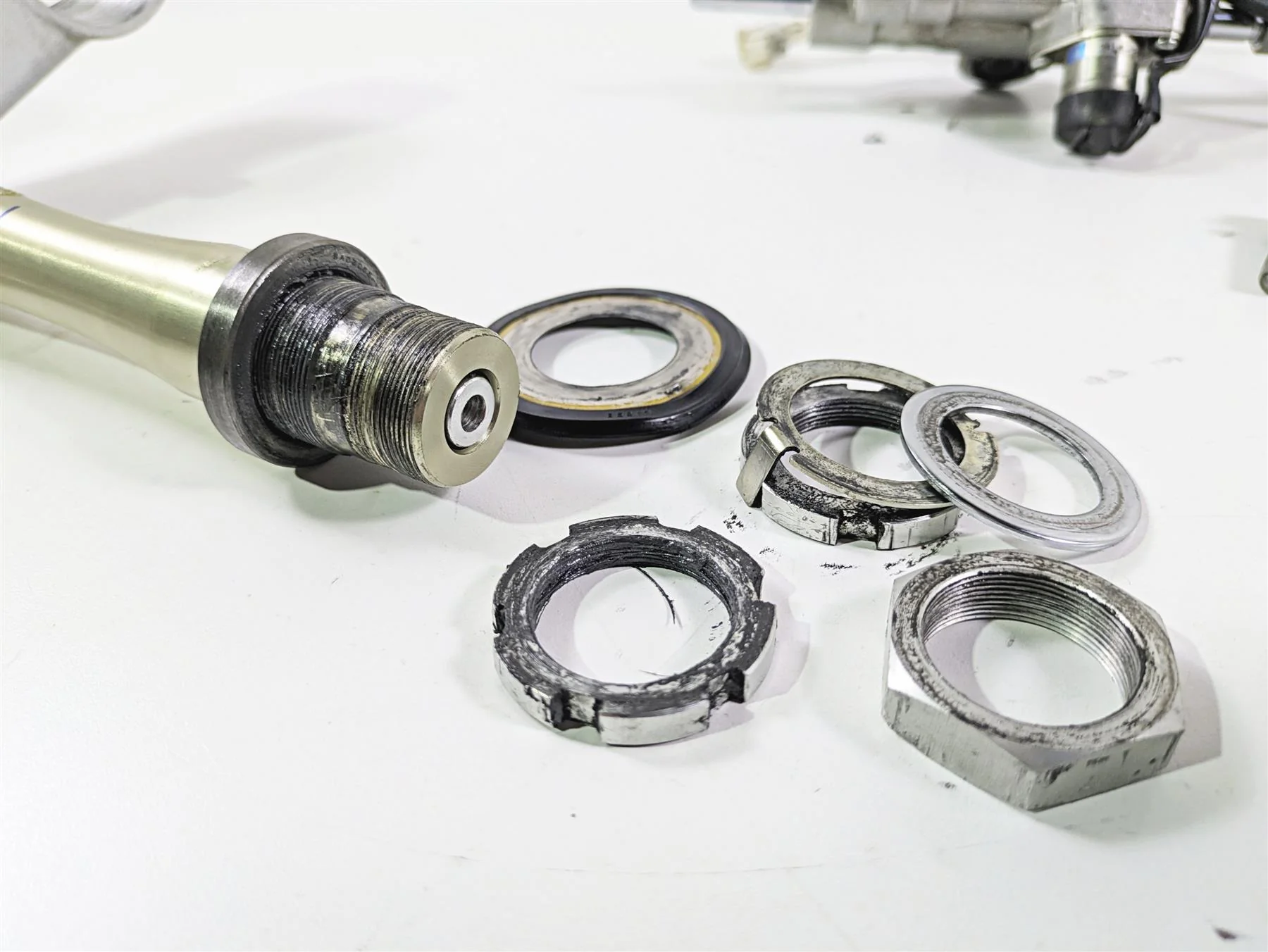 2014 Yamaha YZFR1 R1 RN22 Lower Triple Tree & Steering Damper 14B-23340-00-00 - Image 9