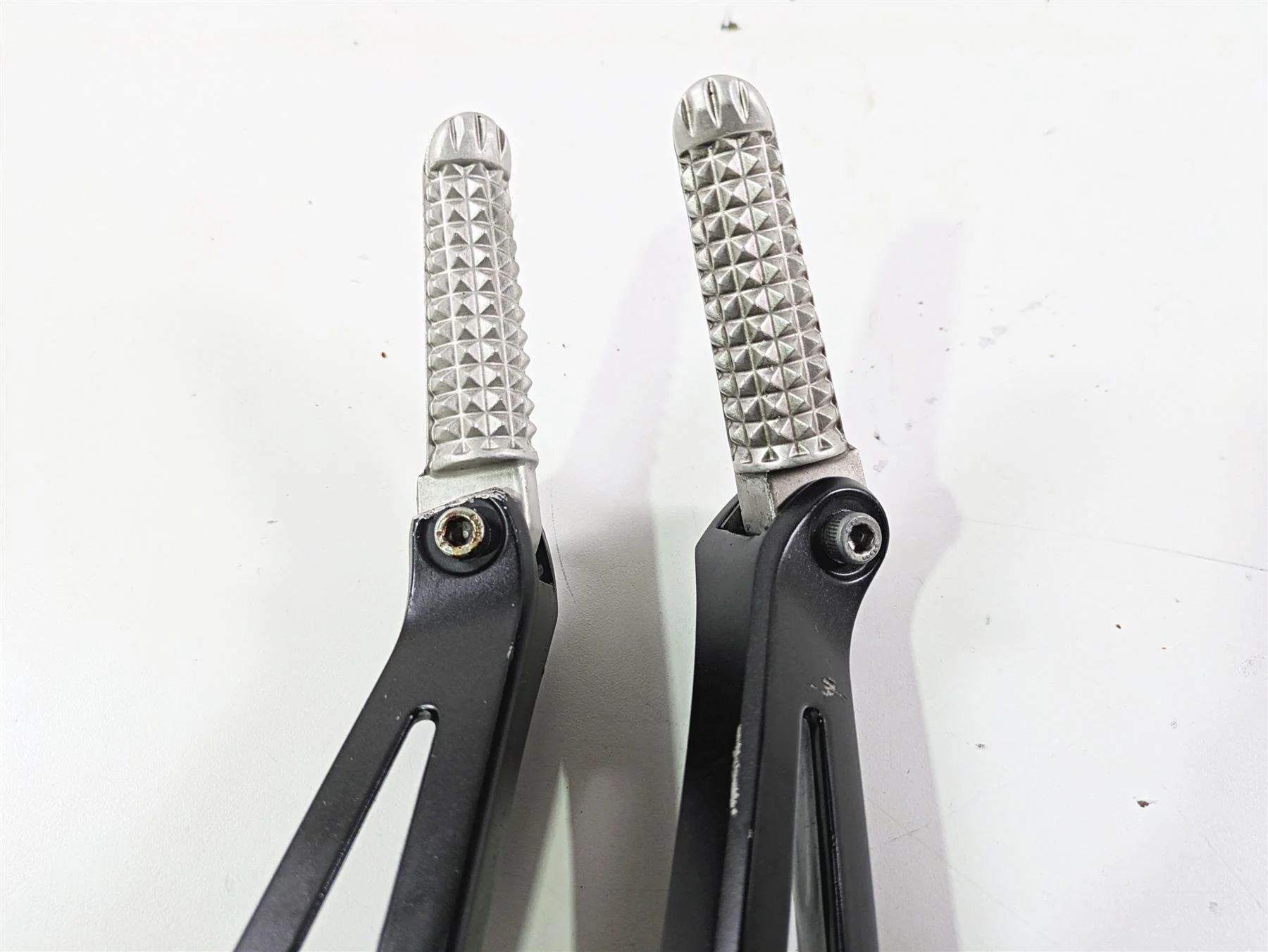 2014 Yamaha YZFR1 R1 RN22 Rear Passenger Footpeg Set 14B-2741L-10 14B-2742L-10 - Image 12