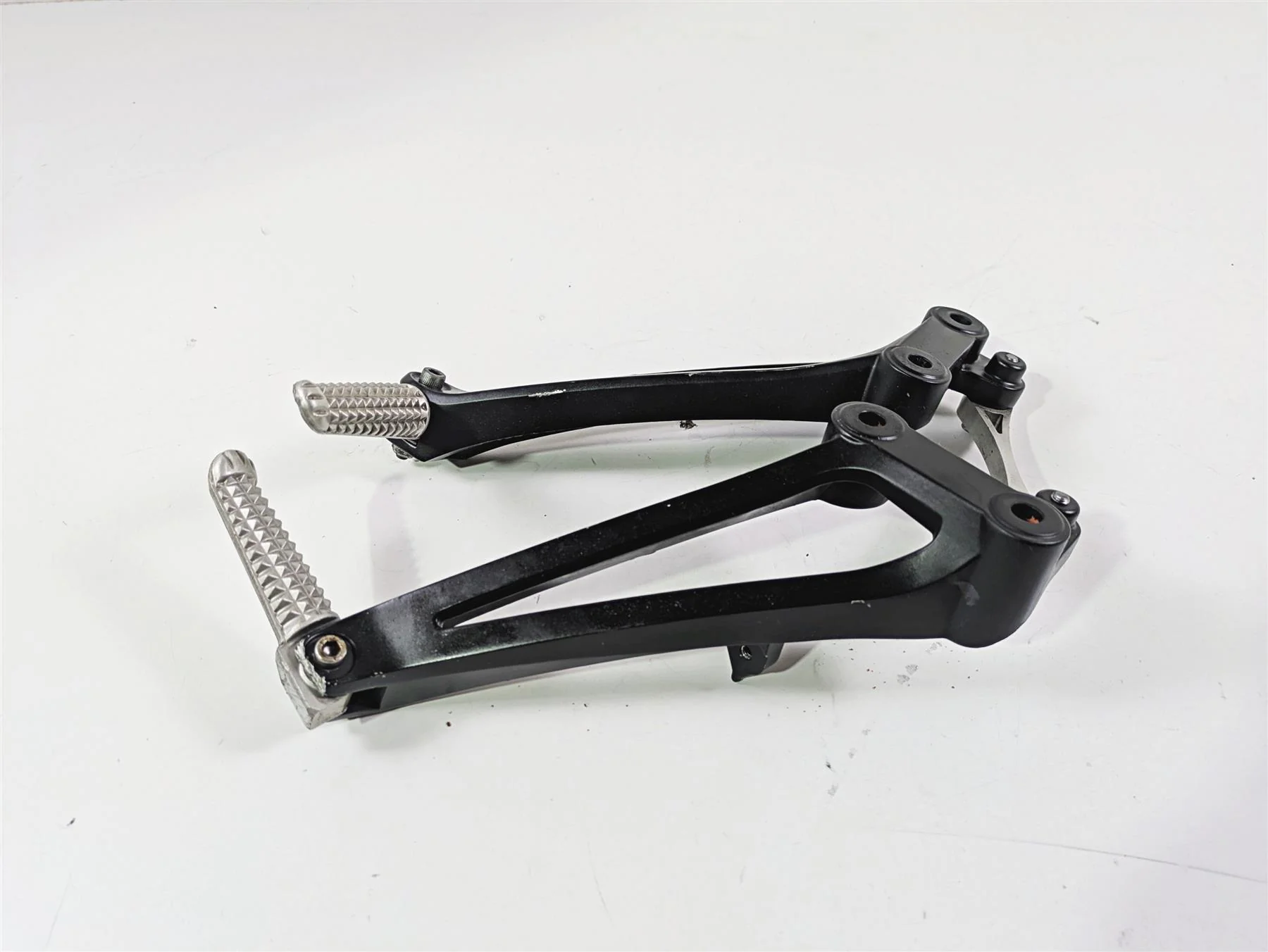 2014 Yamaha YZFR1 R1 RN22 Rear Passenger Footpeg Set 14B-2741L-10 14B-2742L-10 - Image 4