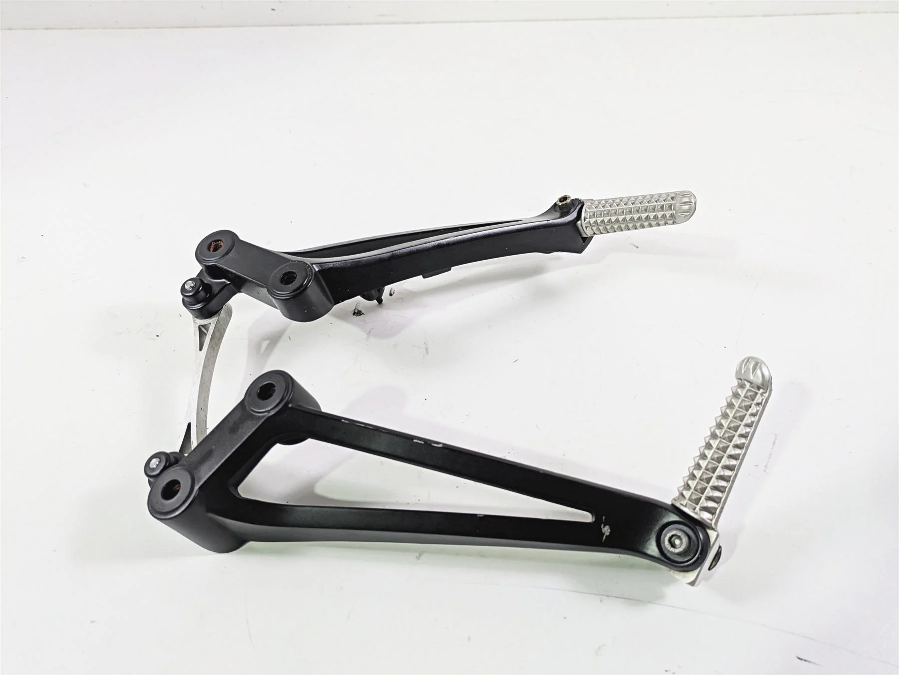 2014 Yamaha YZFR1 R1 RN22 Rear Passenger Footpeg Set 14B-2741L-10 14B-2742L-10 - Image 6
