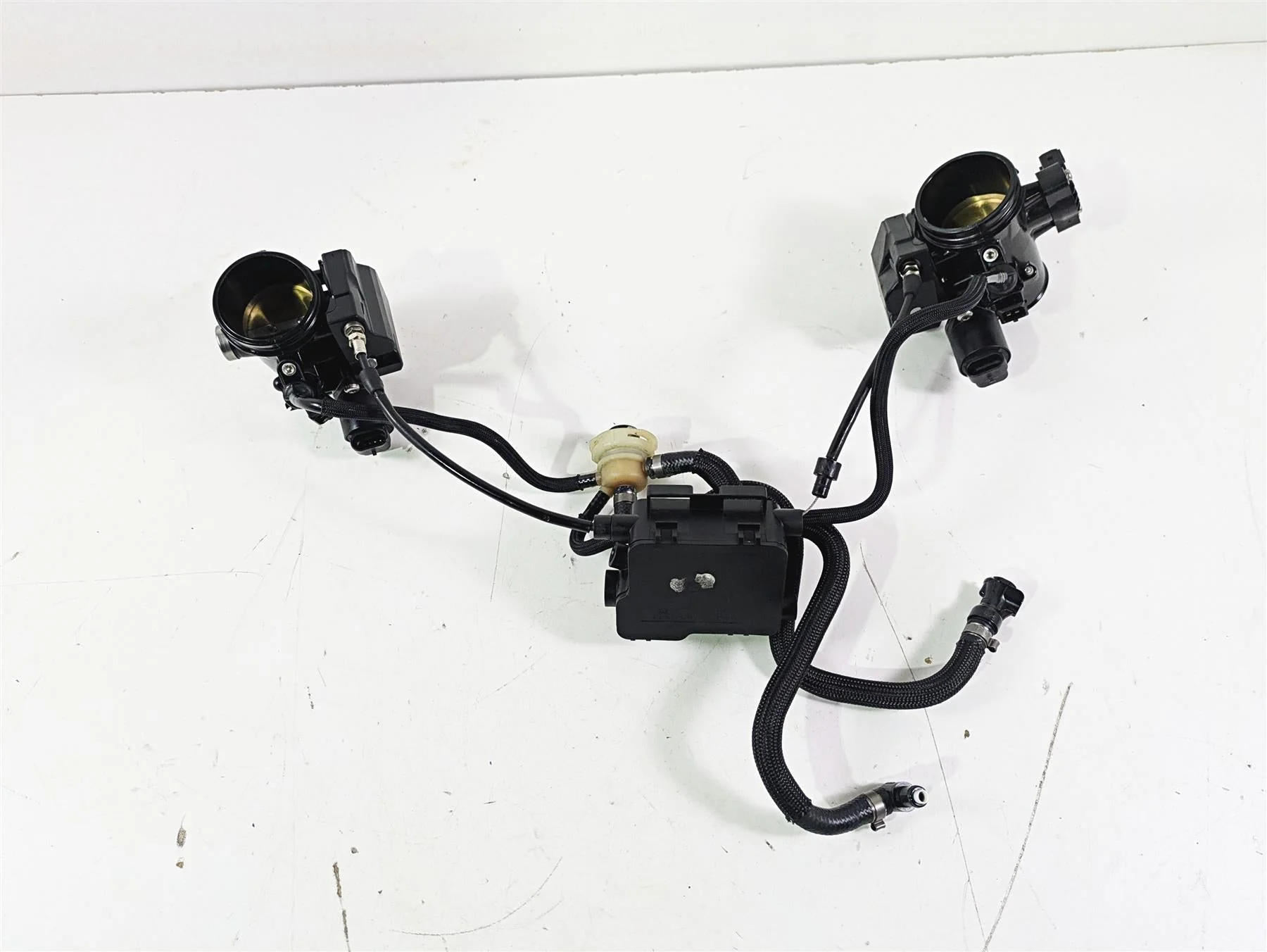 2015 BMW R nineT K21 Throttle Body & Junction Set 13547705239 13547705240 - Image 4