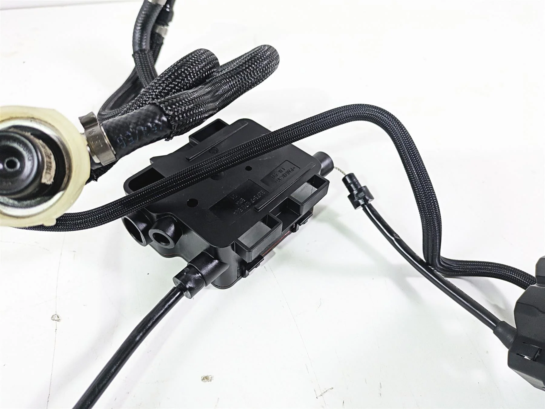 2015 BMW R nineT K21 Throttle Body & Junction Set 13547705239 13547705240 - Image 8