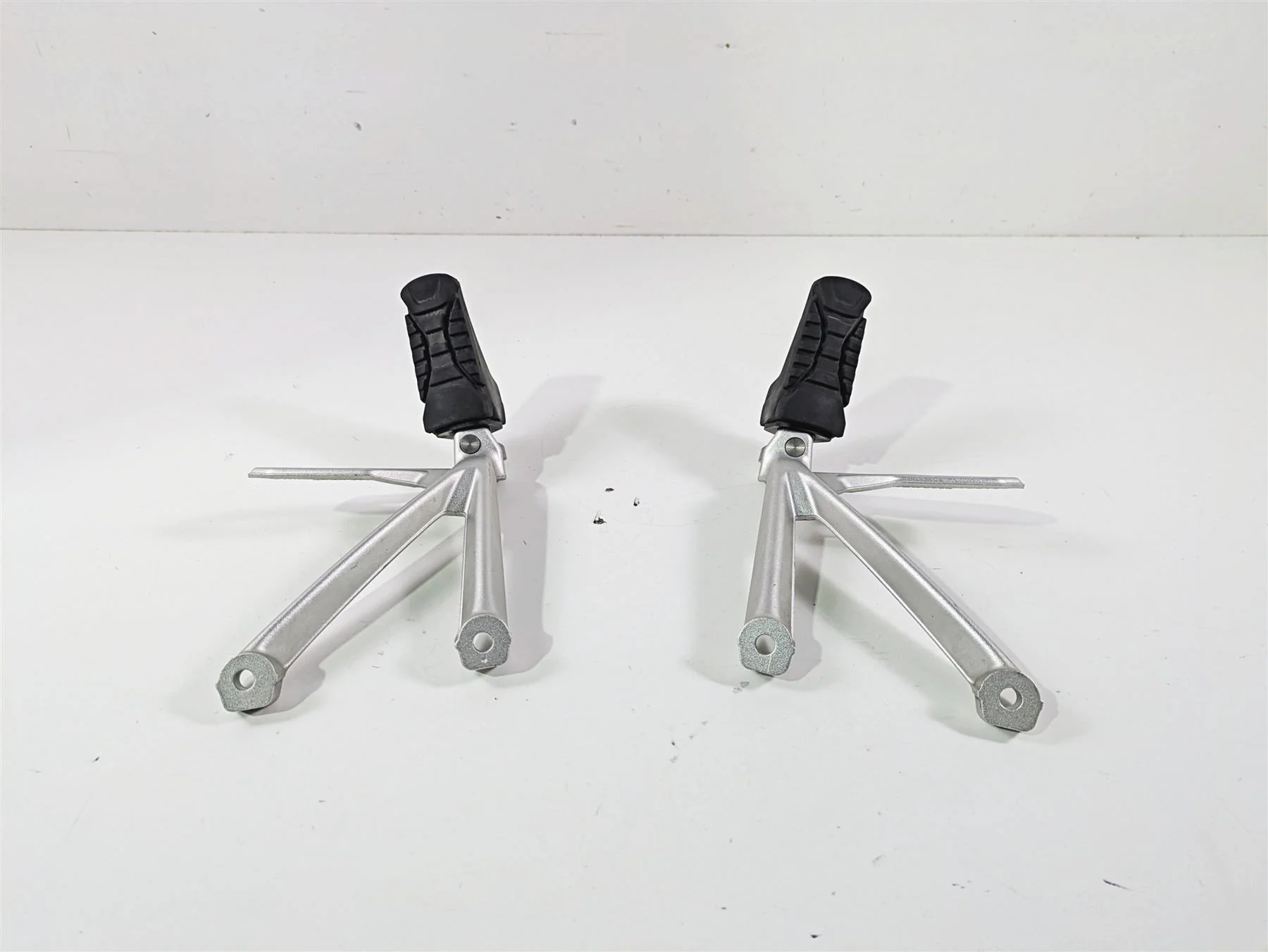 2015 BMW R1200 GS Adv K51 Rear Passenger Footpeg Set 46718526741 46718526742 - Image 4