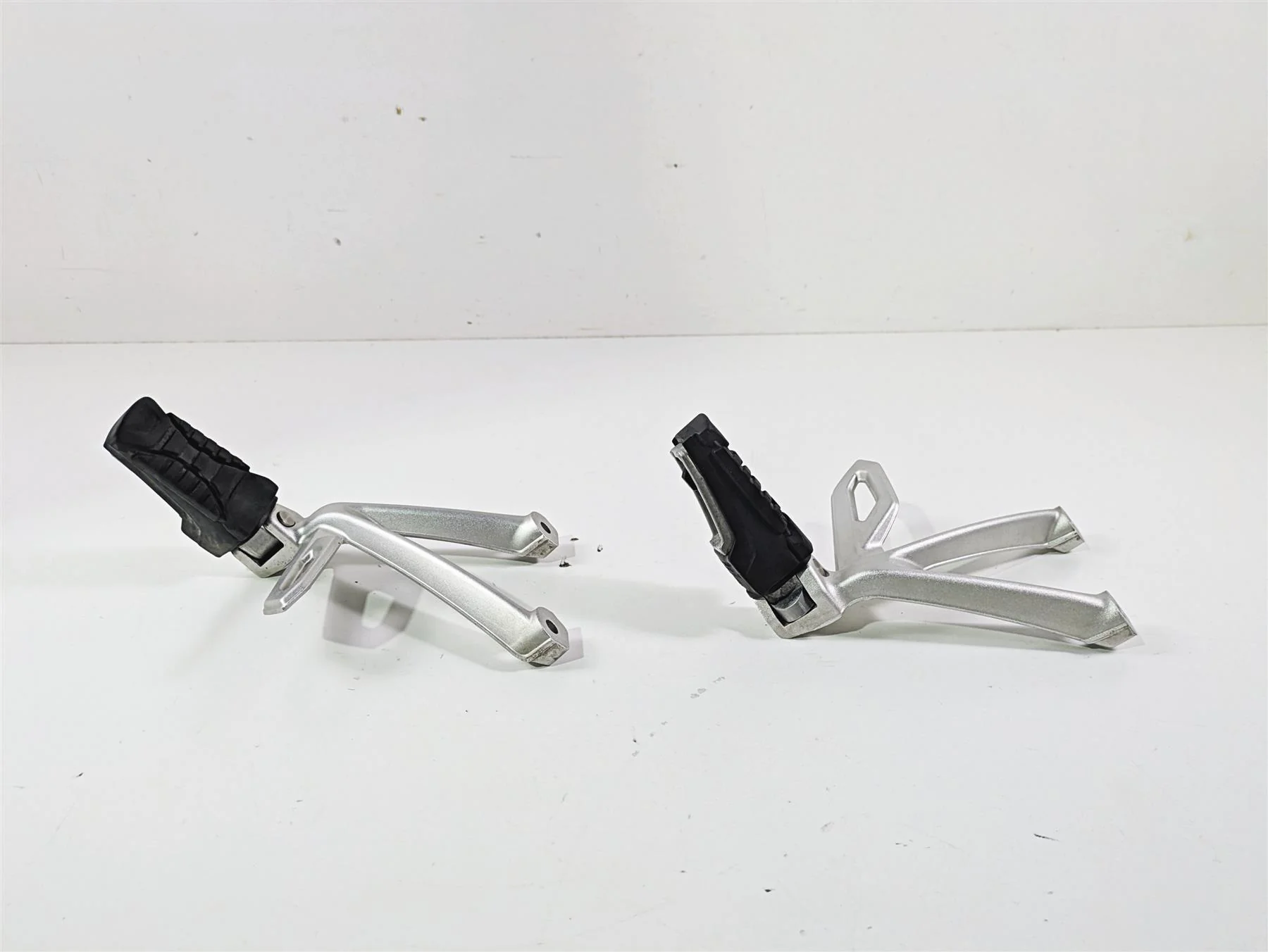 2015 BMW R1200 GS Adv K51 Rear Passenger Footpeg Set 46718526741 46718526742 - Image 5