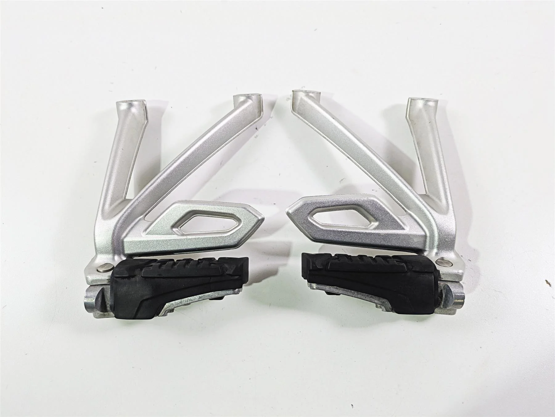 2015 BMW R1200 GS Adv K51 Rear Passenger Footpeg Set 46718526741 46718526742 - Image 9