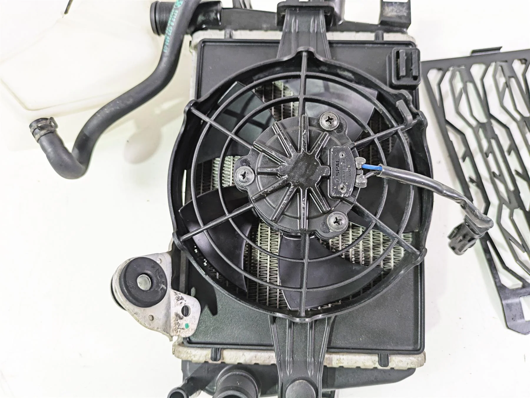 2015 BMW R1200 GS Adv K51 Right Radiator Fan Reservoir & Cover 17118546416 - Image 4