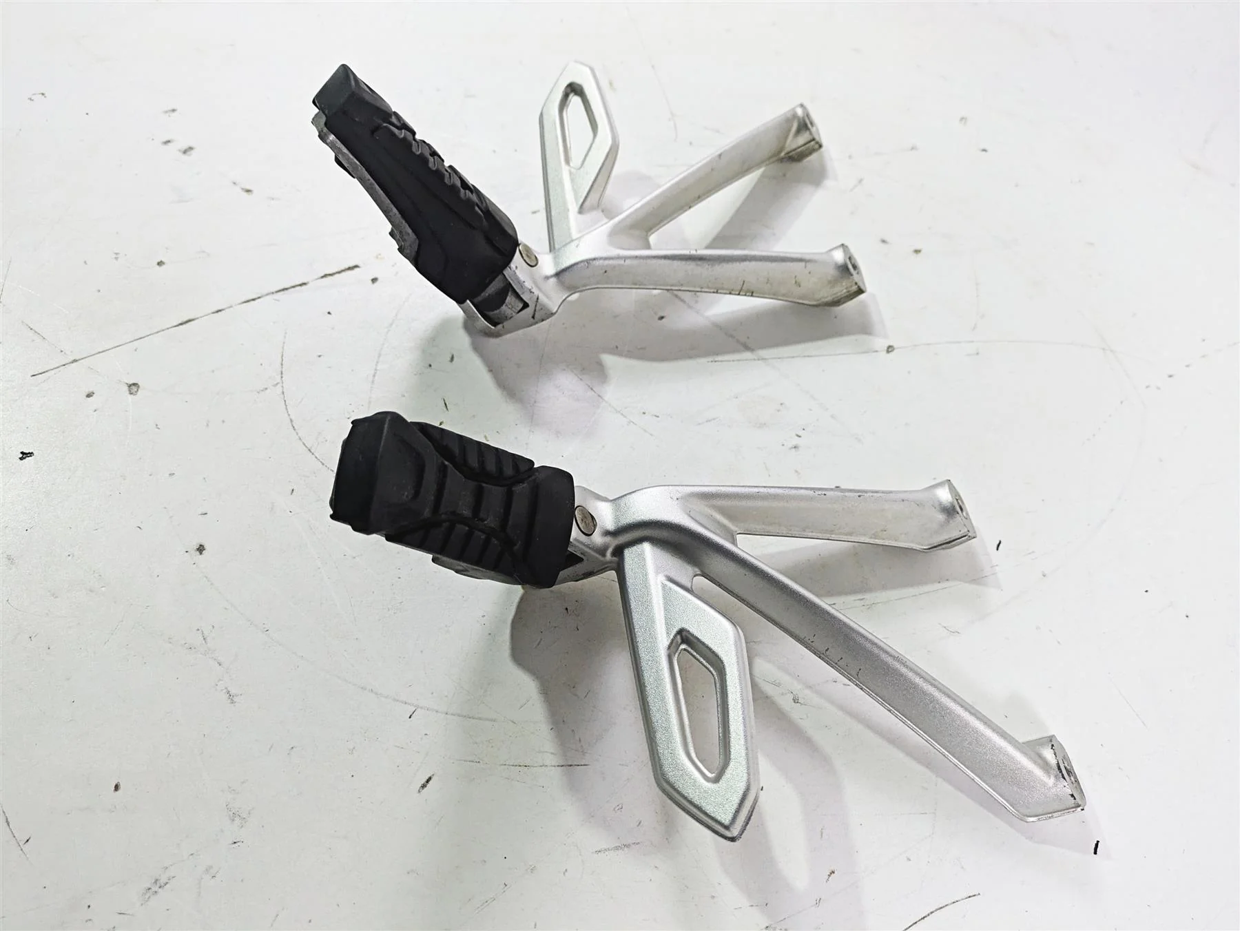 2015 BMW R1200GS Adv K51 Rear Passenger Footpeg Set 46718526741 46718526742 - Image 2