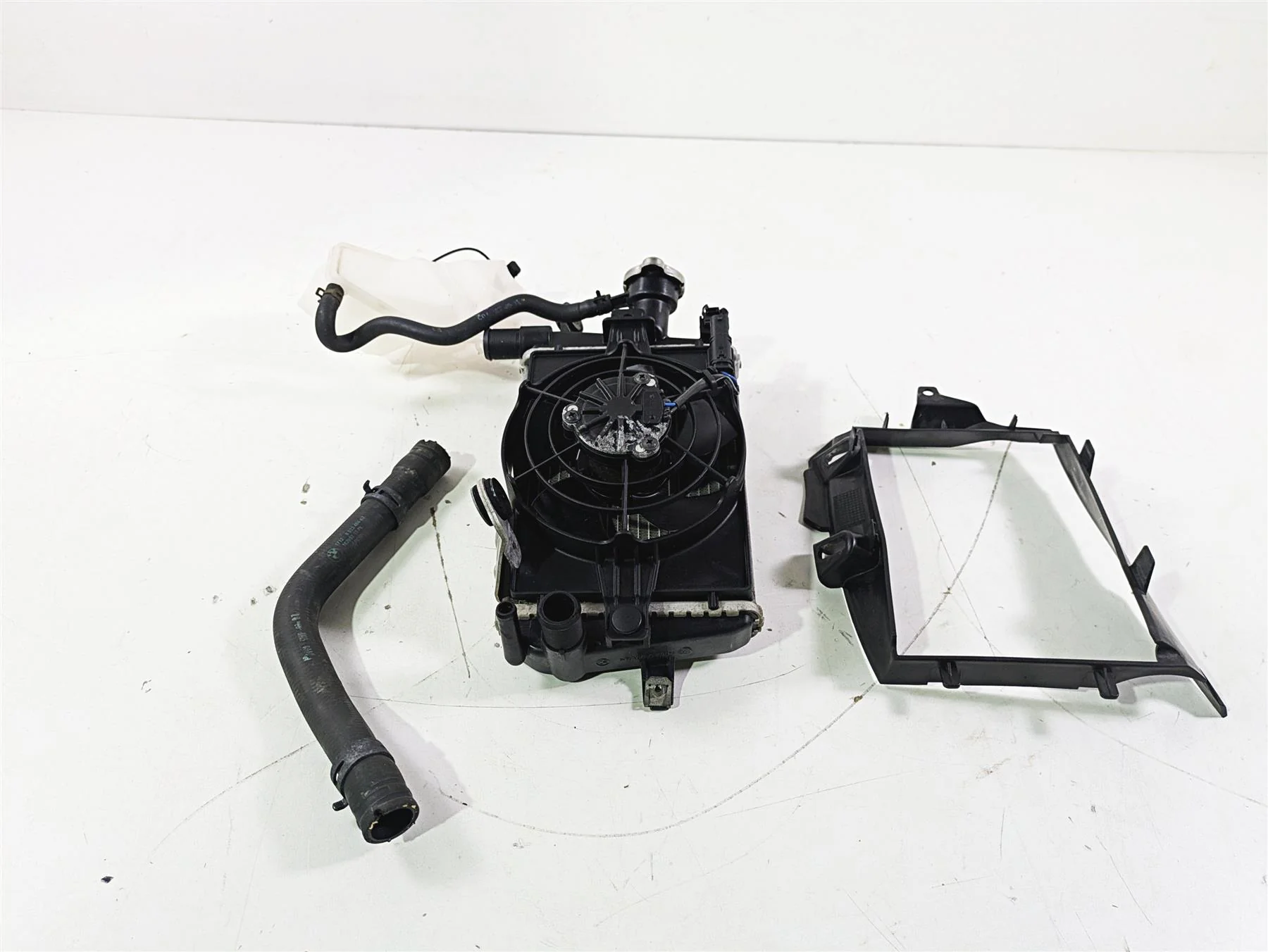 2015 BMW R1200GS Adv K51 Right Radiator Fan Reservoir & Cover 17118546416 - Image 12