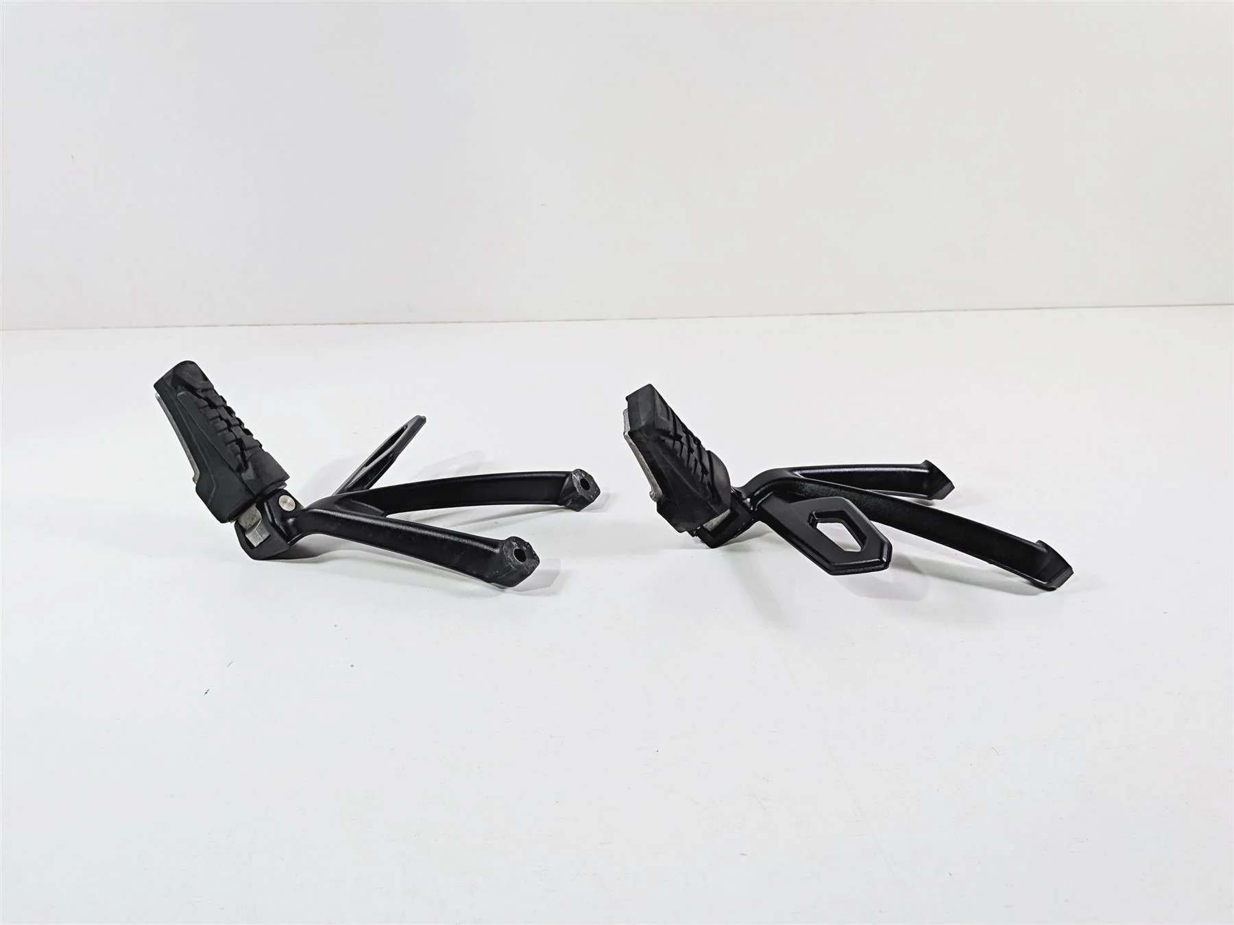 2015 BMW R1200GS  K50 Rear Black Passenger Foot Peg Set 46718526741 46718526742 - Image 6