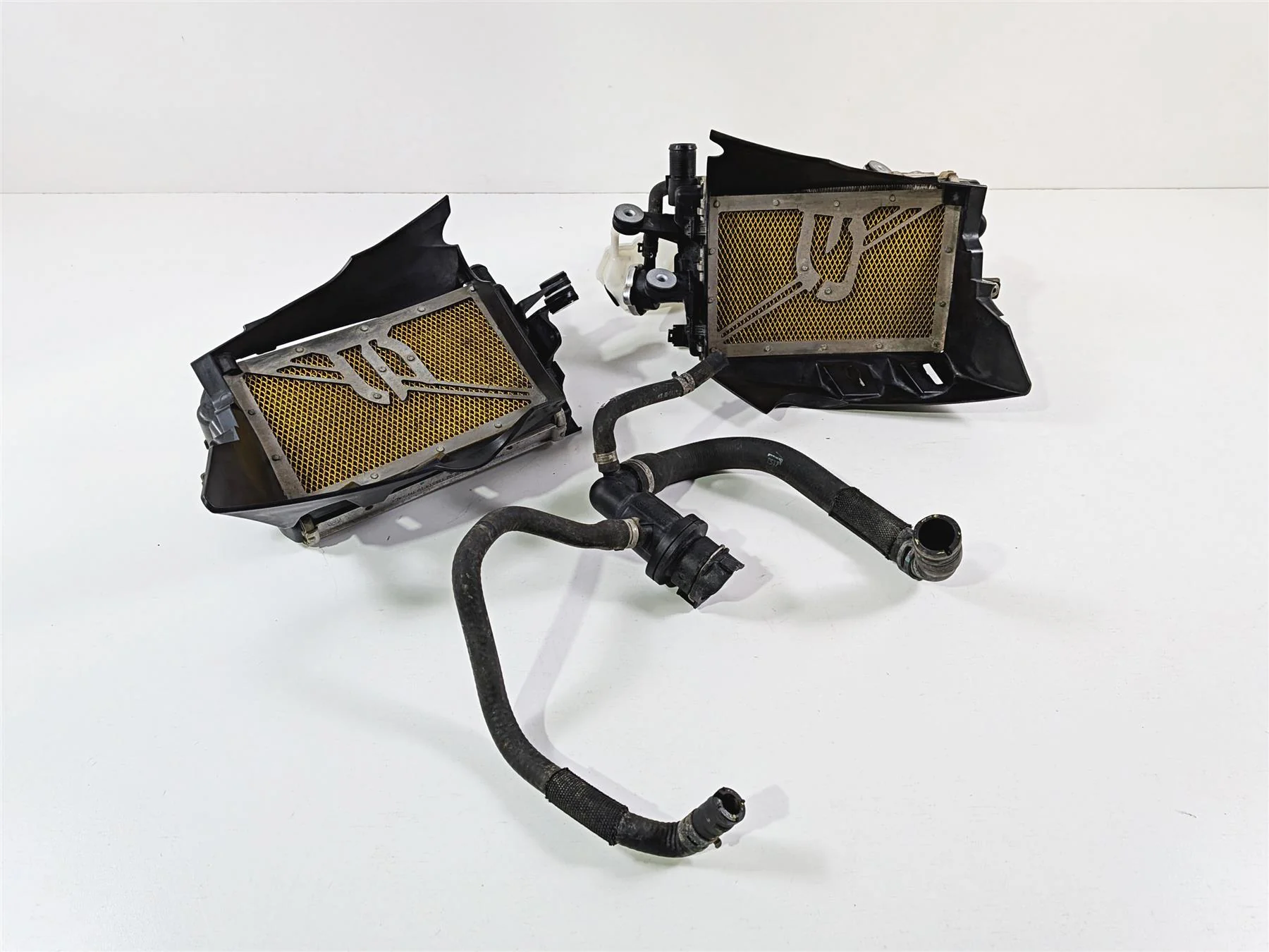 2015 BMW R1200GS  K50 Right Left Radiator Fan & Covers -No Leaks 17118546416 - Image 4