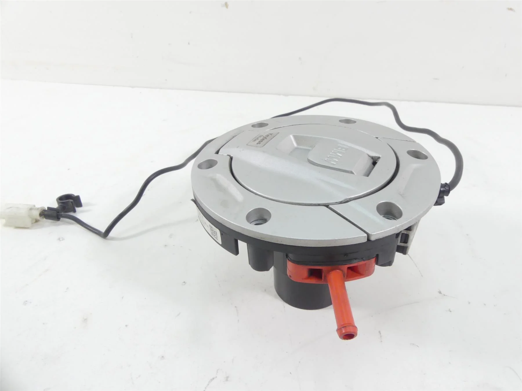 2015 BMW R1200RT K52 Keyless Fuel Gas Petrol Tank Cap + Mounts 16118552106 - Image 2
