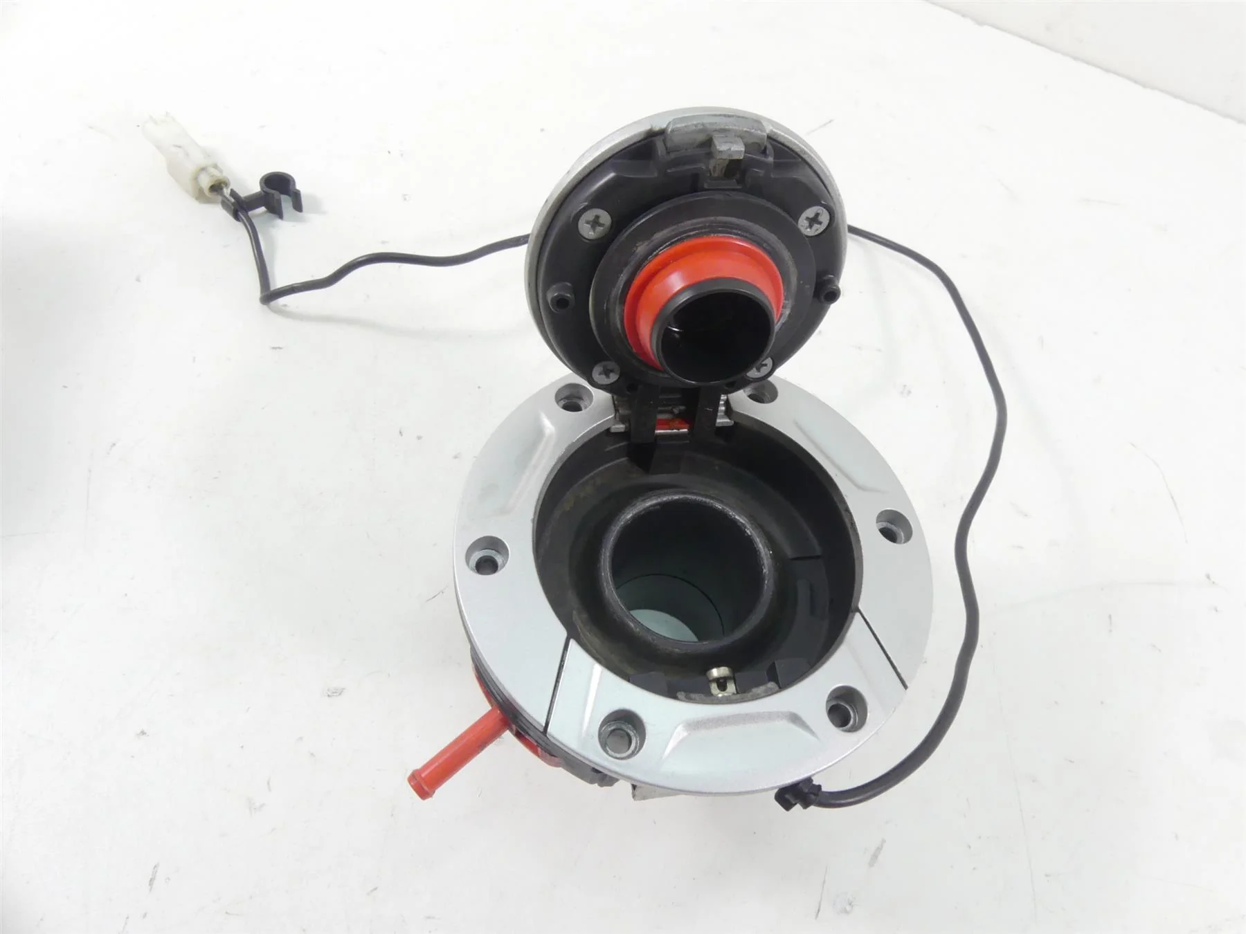 2015 BMW R1200RT K52 Keyless Fuel Gas Petrol Tank Cap + Mounts 16118552106 - Image 3