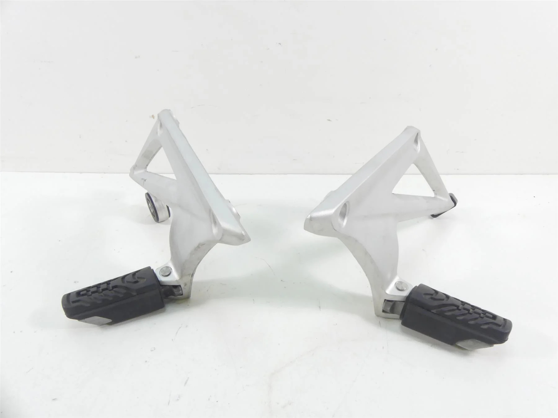 2015 BMW R1200RT K52 Rear Passenger Footpeg Foot Peg Set 46718534789 46718534790