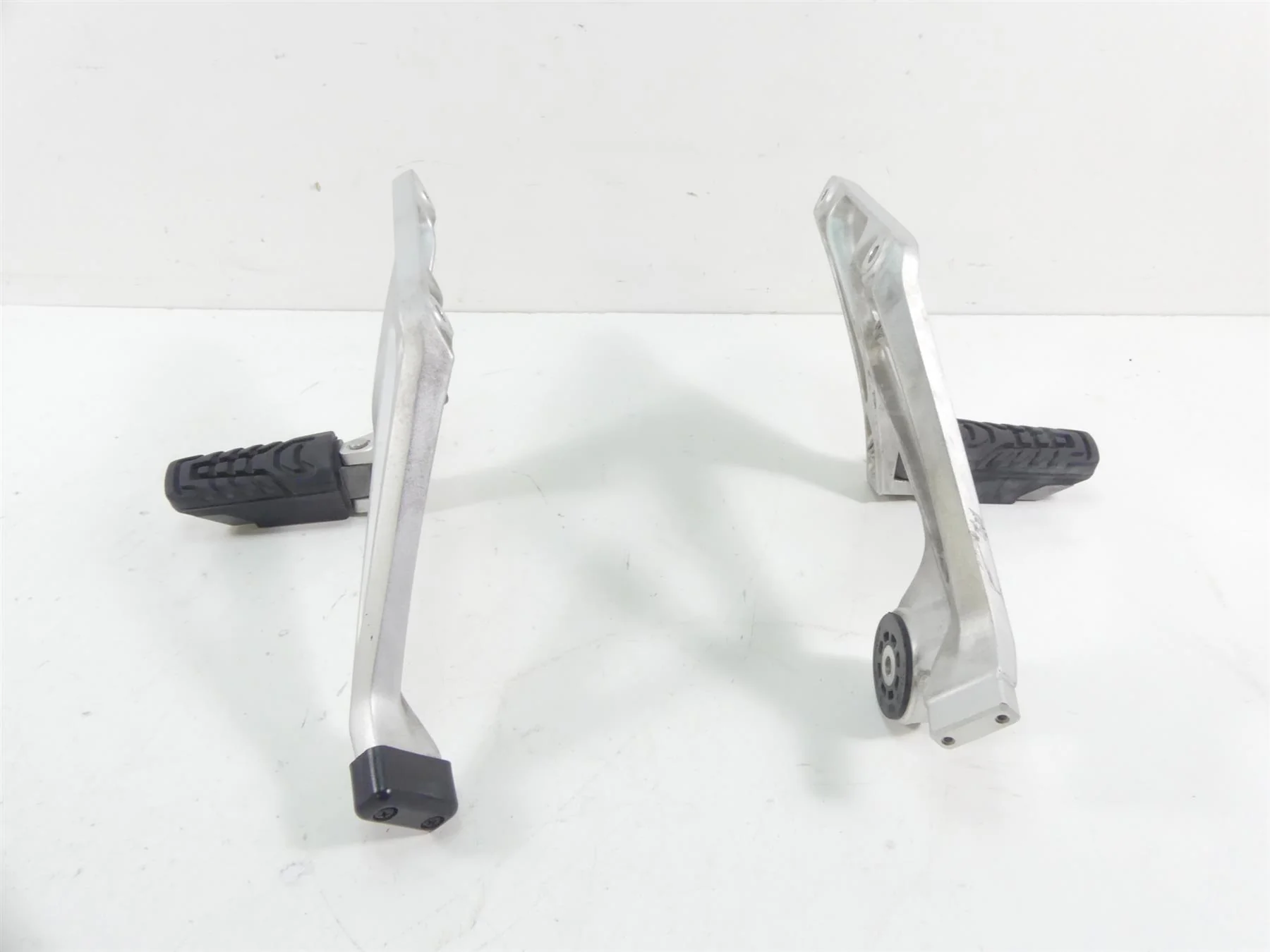 2015 BMW R1200RT K52 Rear Passenger Footpeg Foot Peg Set 46718534789 46718534790 - Image 3