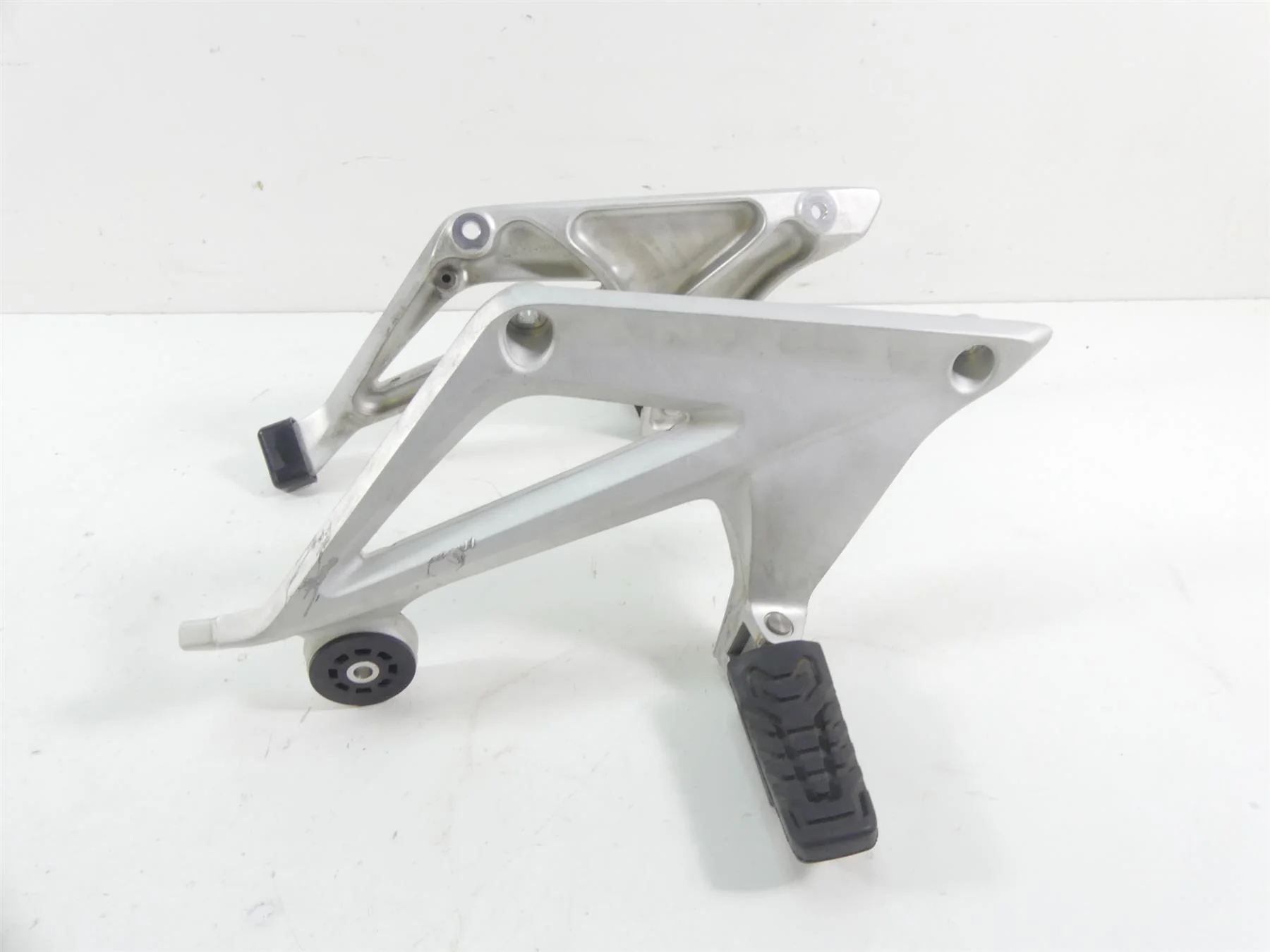 2015 BMW R1200RT K52 Rear Passenger Footpeg Foot Peg Set 46718534789 46718534790 - Image 4