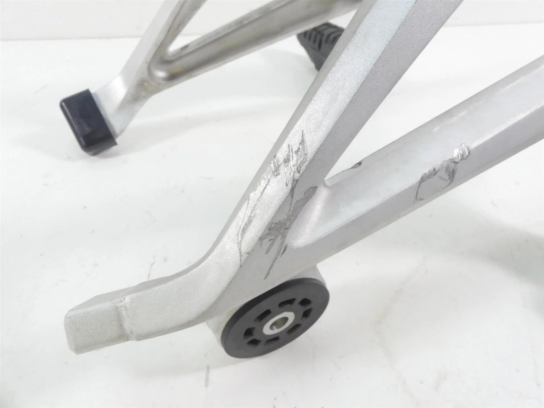 2015 BMW R1200RT K52 Rear Passenger Footpeg Foot Peg Set 46718534789 46718534790 - Image 5