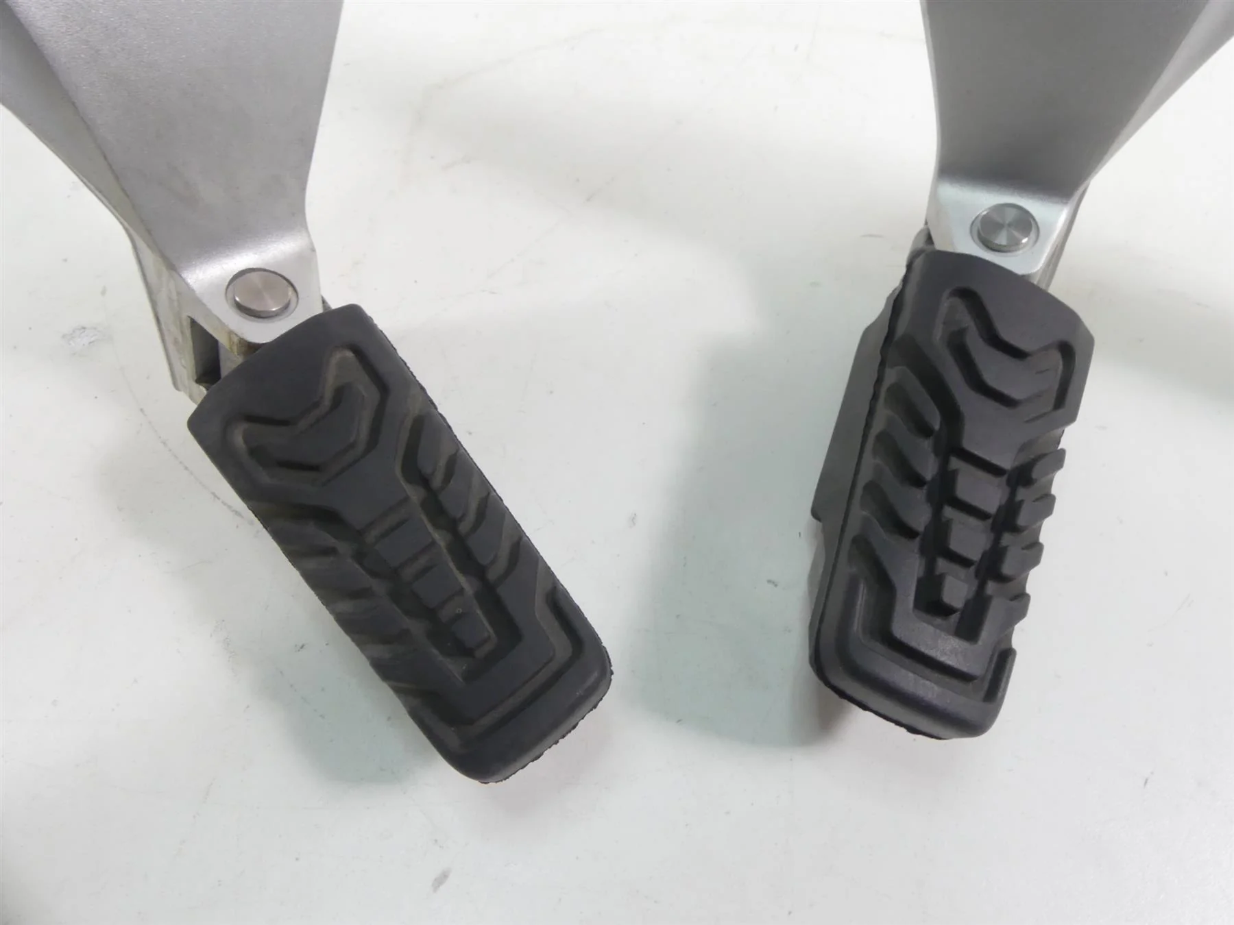 2015 BMW R1200RT K52 Rear Passenger Footpeg Foot Peg Set 46718534789 46718534790 - Image 8