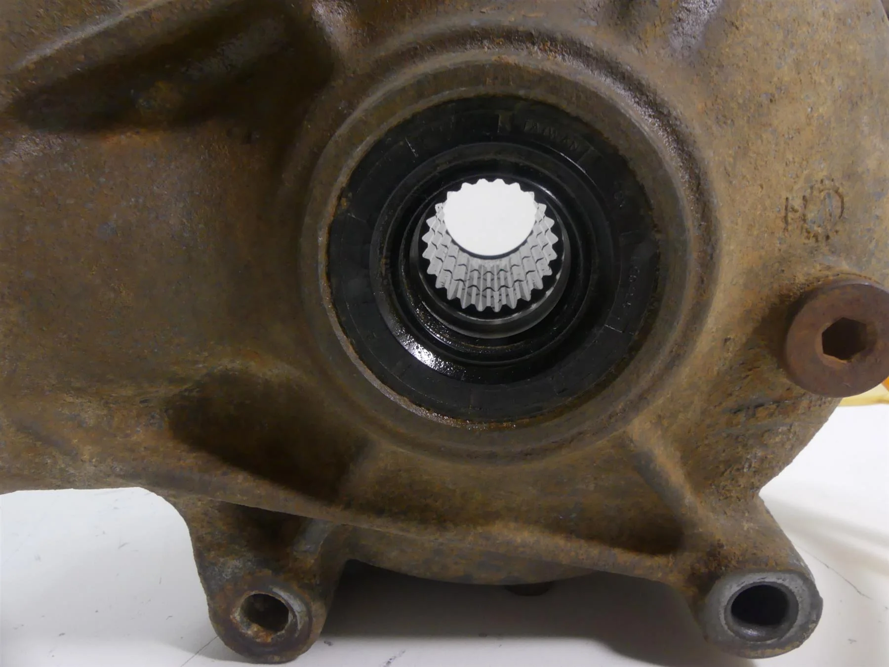 2015 Can-Am Commander 1000XT Rear Differential Box w/o Locking Gear 705502096 - Image 9