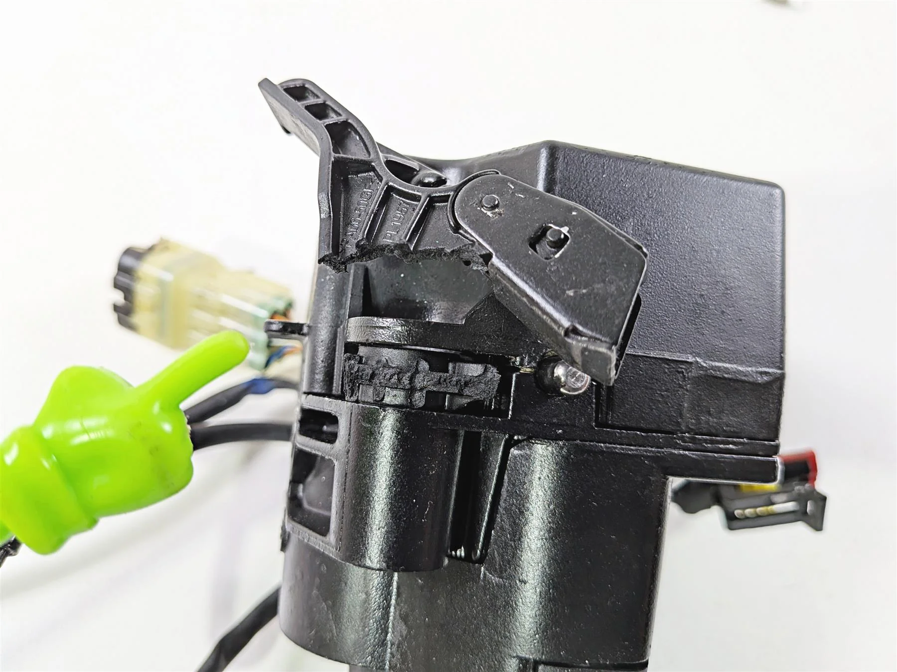 2015 Ducati Diavel Dark Handsfree Keyless Ignition Switch For Parts 28611247B - Image 8